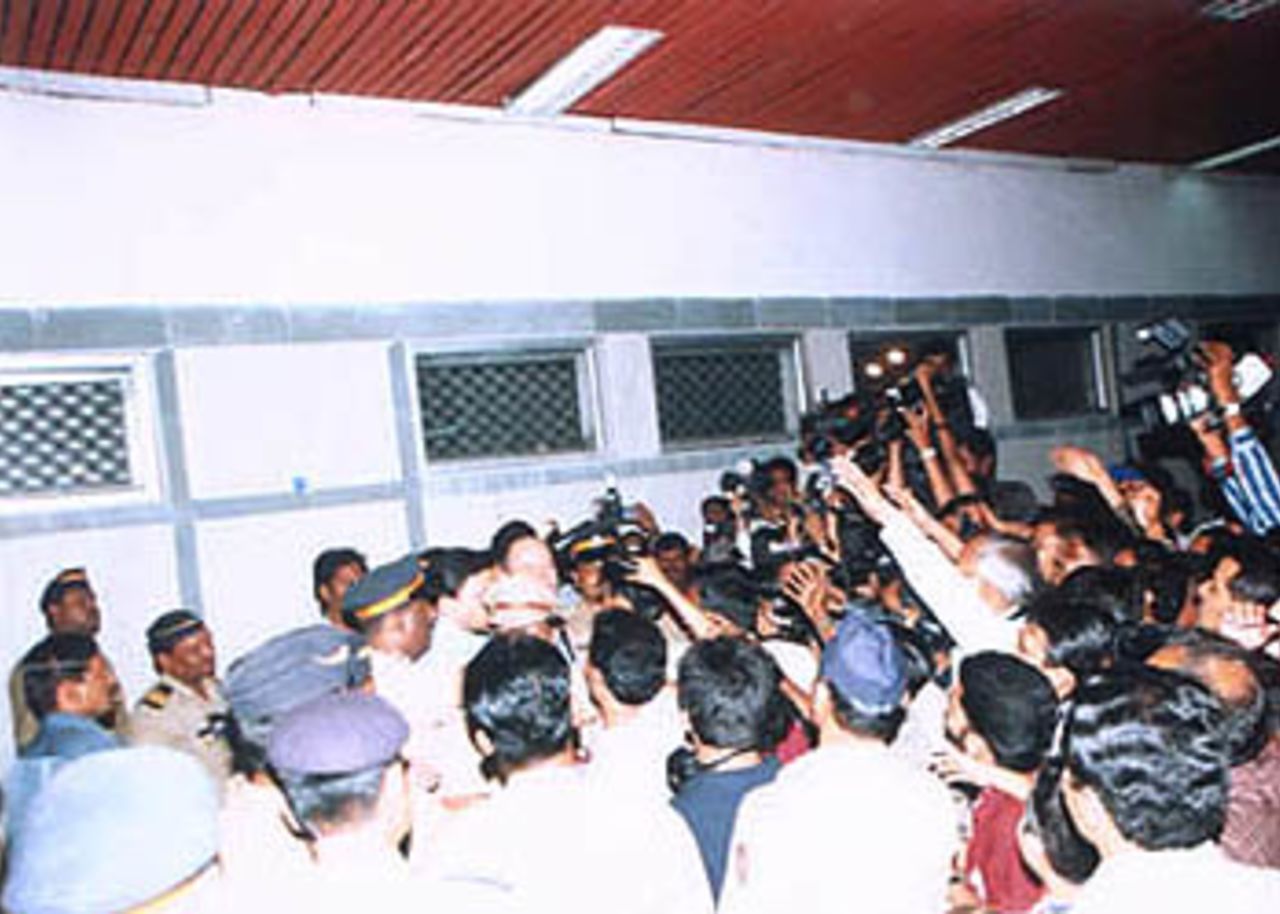 Media people jostle for views of Nasser Hussain, 14 October 2001: England in India, 2001-02, Mumbai