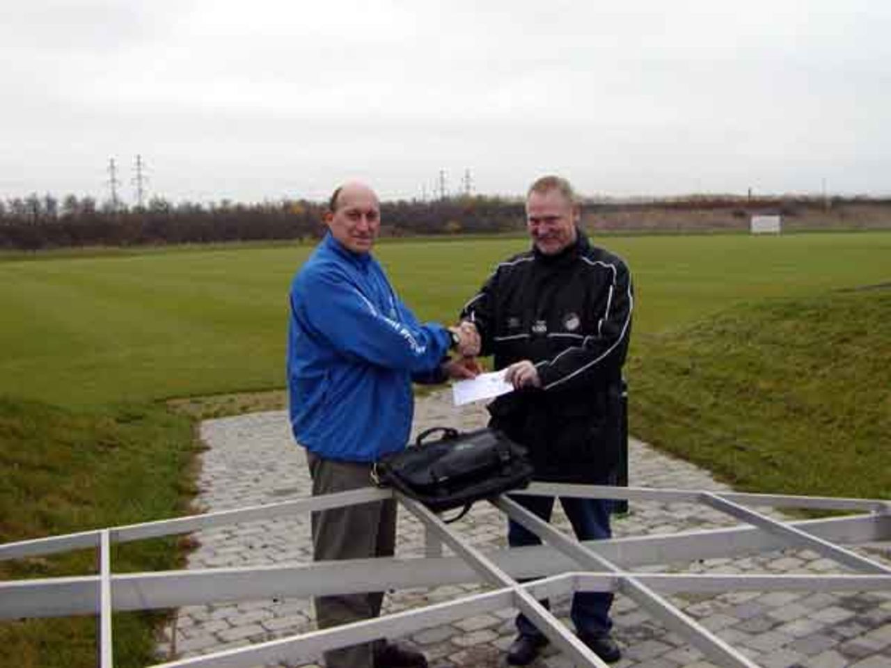 EDM hands over cheque for Svanholm CC covers to Jørgen Holmen