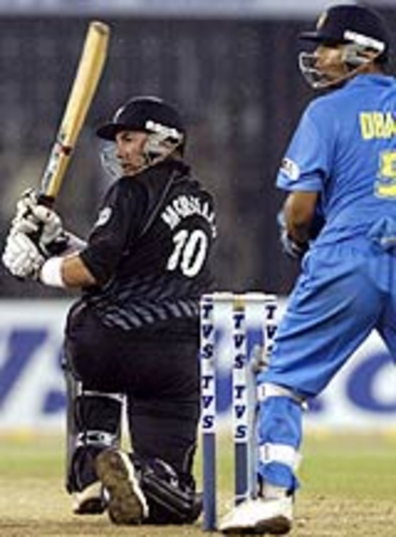 Craig McMillan sweeps as Rahul Dravid watches, India v New Zealand, Match 6, TVS Cup, Cuttack, November 6, 2003