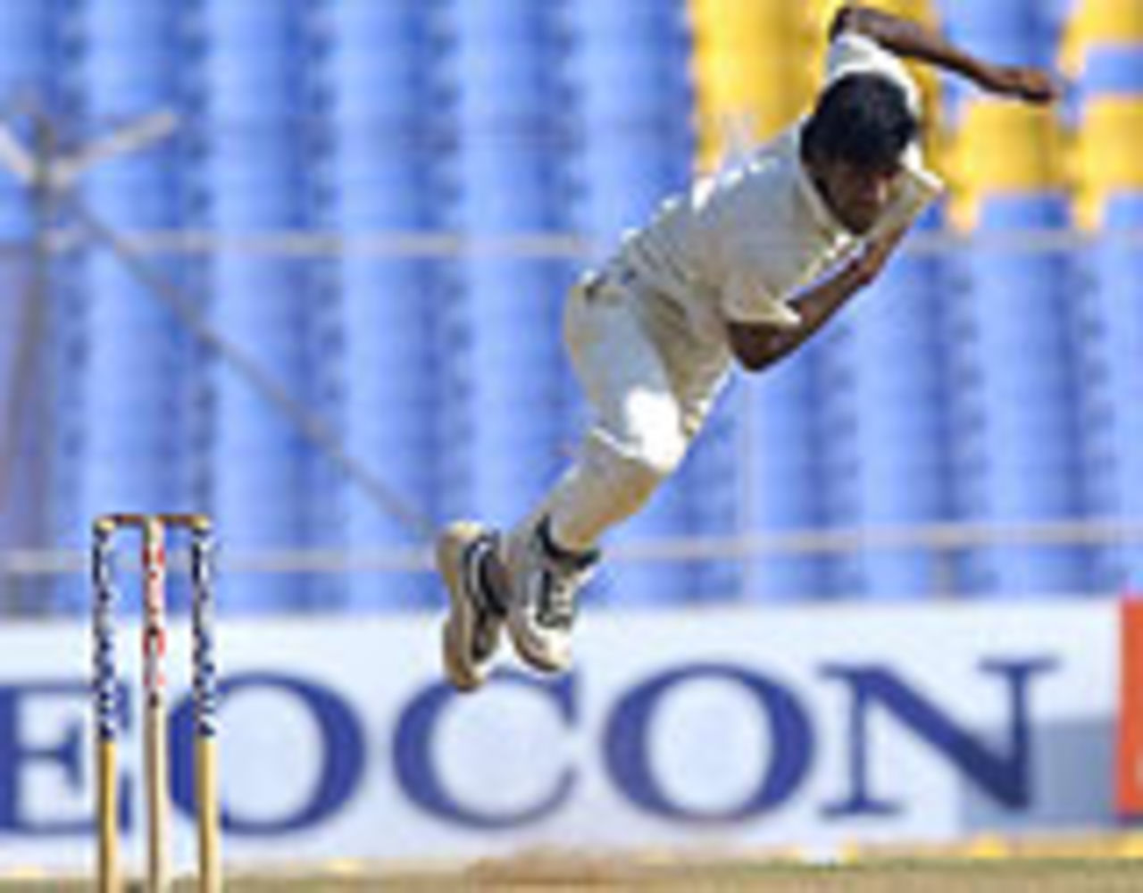 L Balaji in action on debut, India v New Zealand, 1st Test, Ahmedabad, October 10