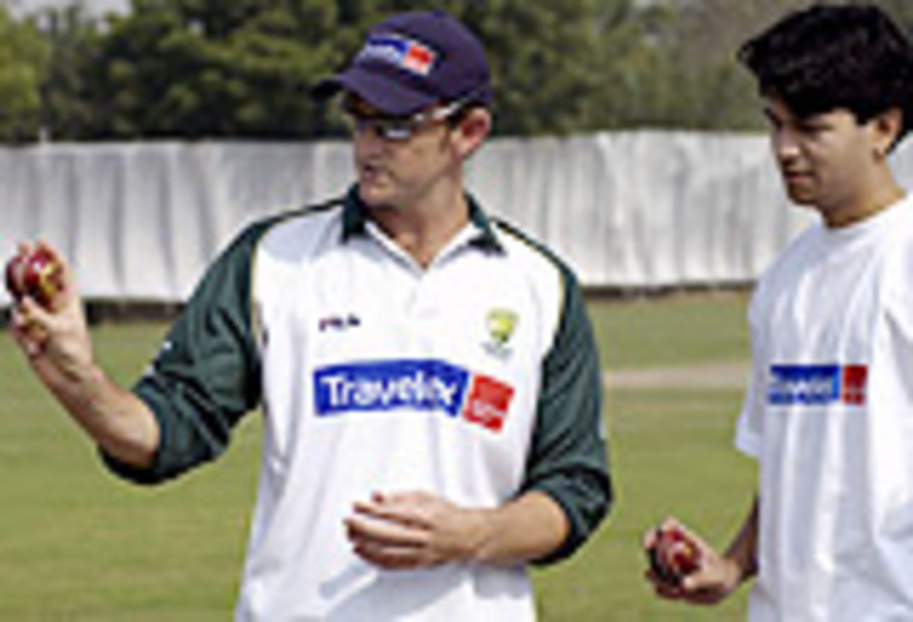 Adam Gilchrist shows Chandrahas Choudhury how to bowl an outswinger, Travelex Media Bowling Masterclass, November 5, 2003