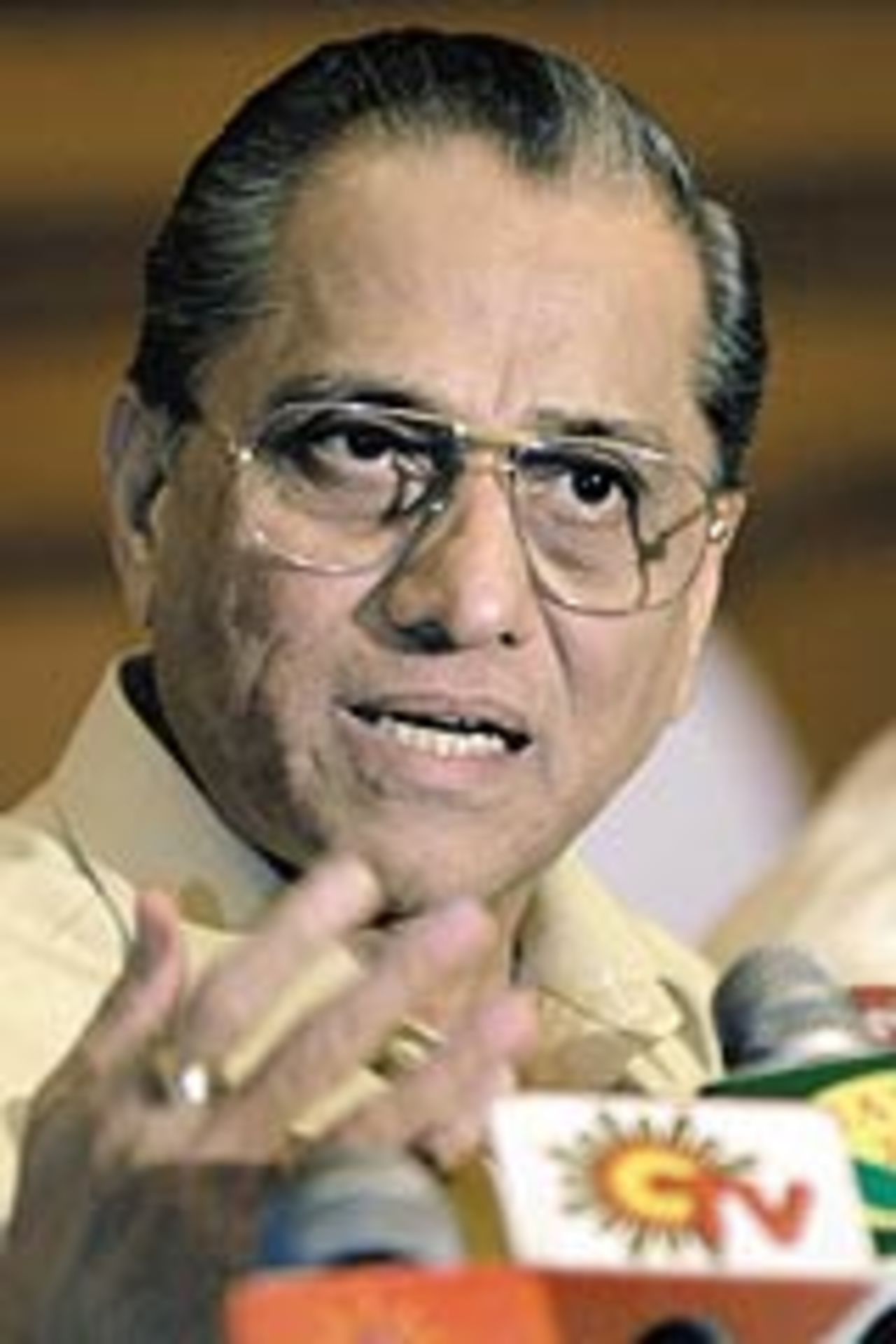 Jagmohan Dalmiya gestures as he addresses a press conference in Madras, 20 August 2003.