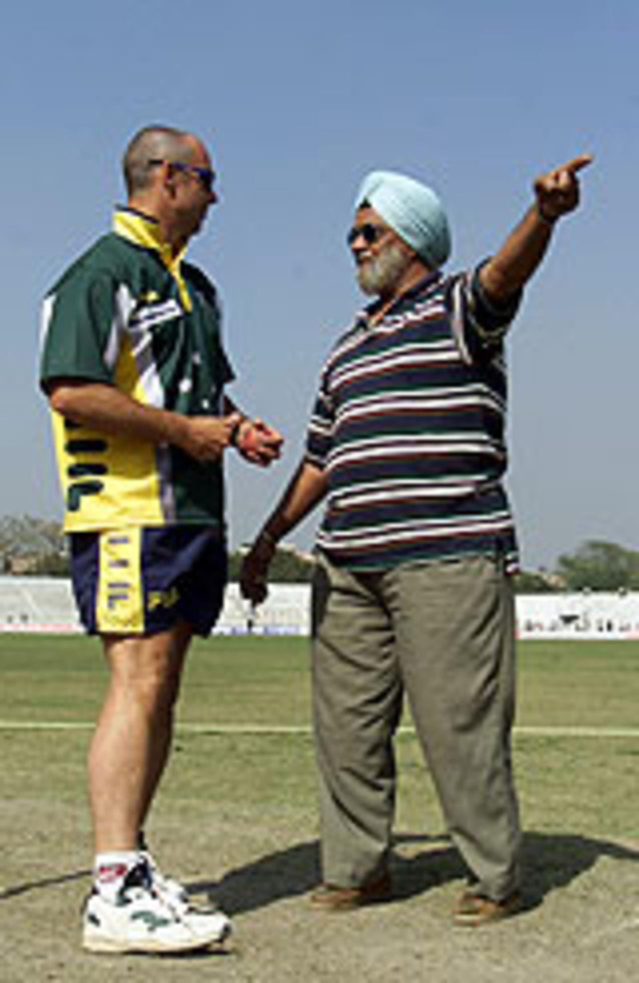 Bishan Singh Bedi dispenses advice during Australia's tour of India, March 2001