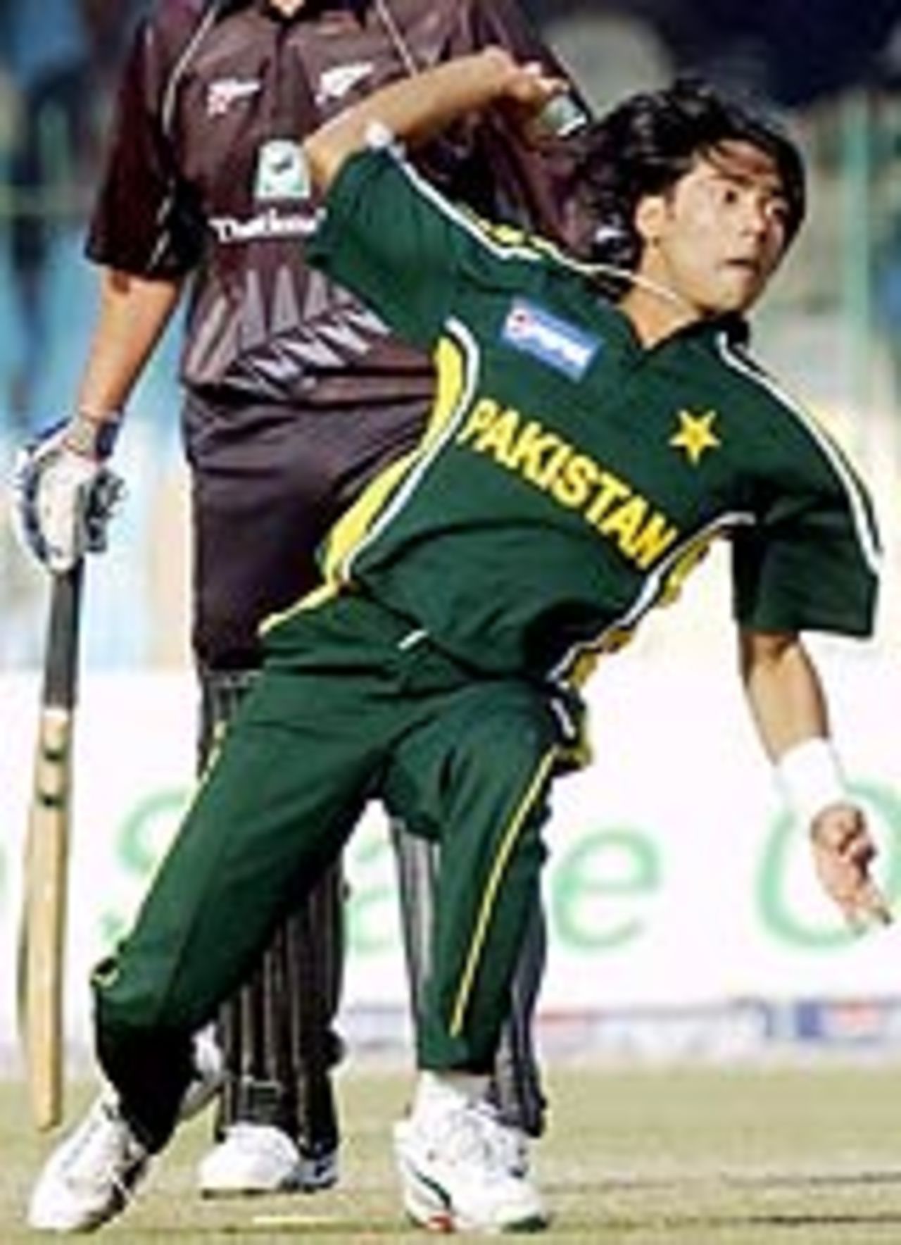 Mohammad Sami attempts a run-out, Pakistan v New Zealand, 1st ODI, Lahore, November 29, 2003