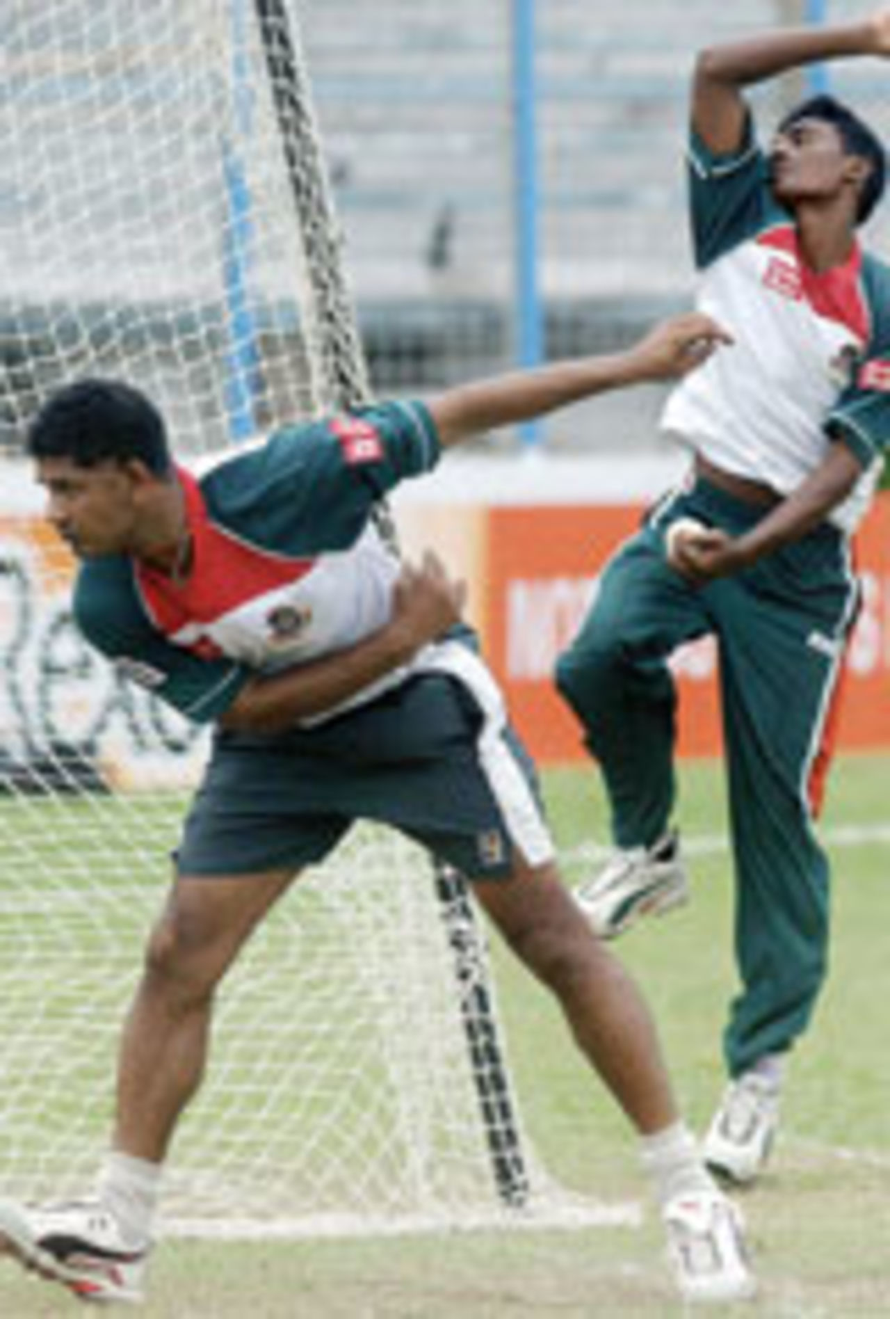 Mushfiqur Rahman and Manjural Islam Rana practise before the first ODI against New Zealand at Chittagong, November 1 2004