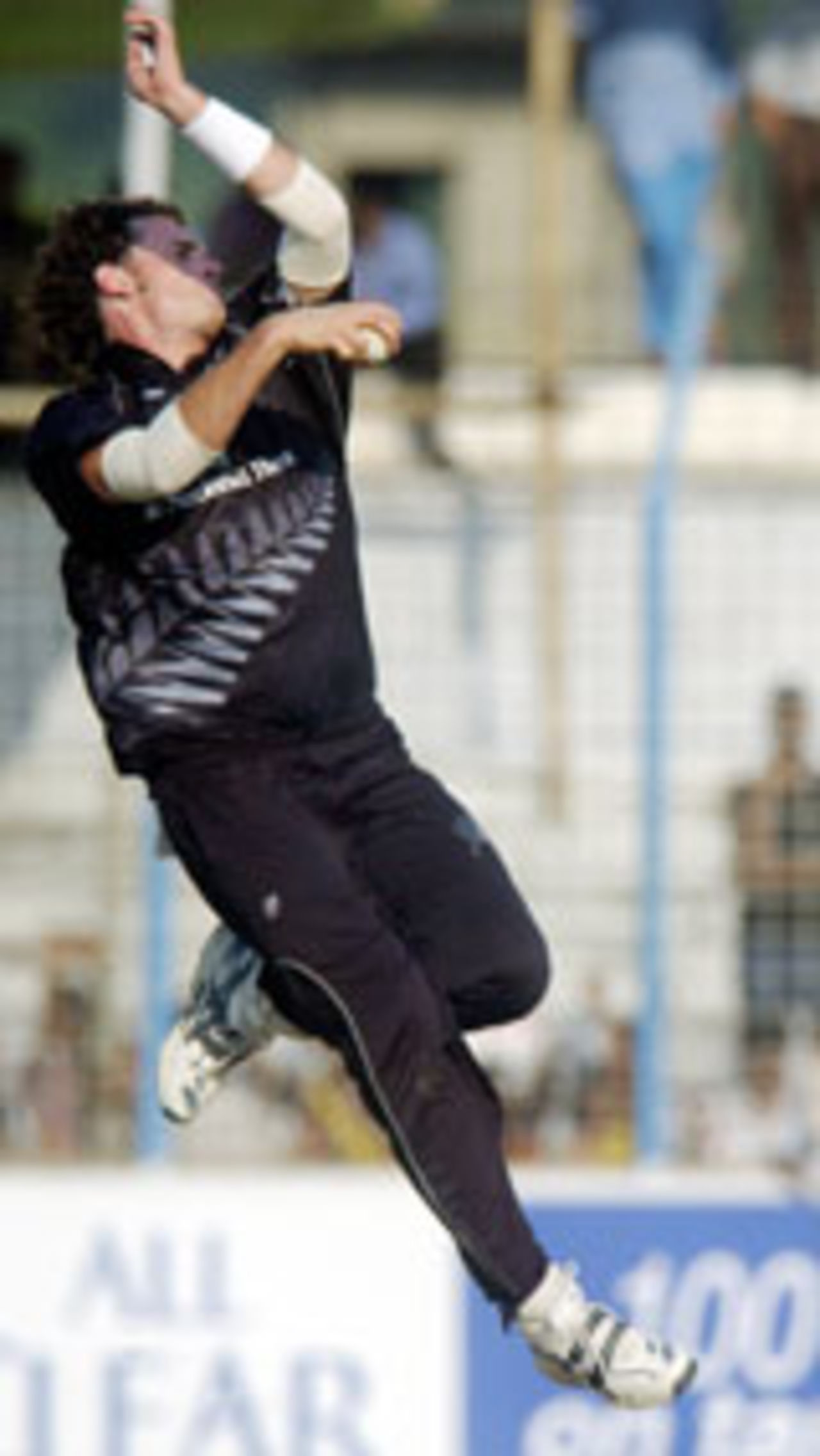 Kyle Mills bowling, New Zealand v Bangladesh, ODI, Chittaging, November 2 2004