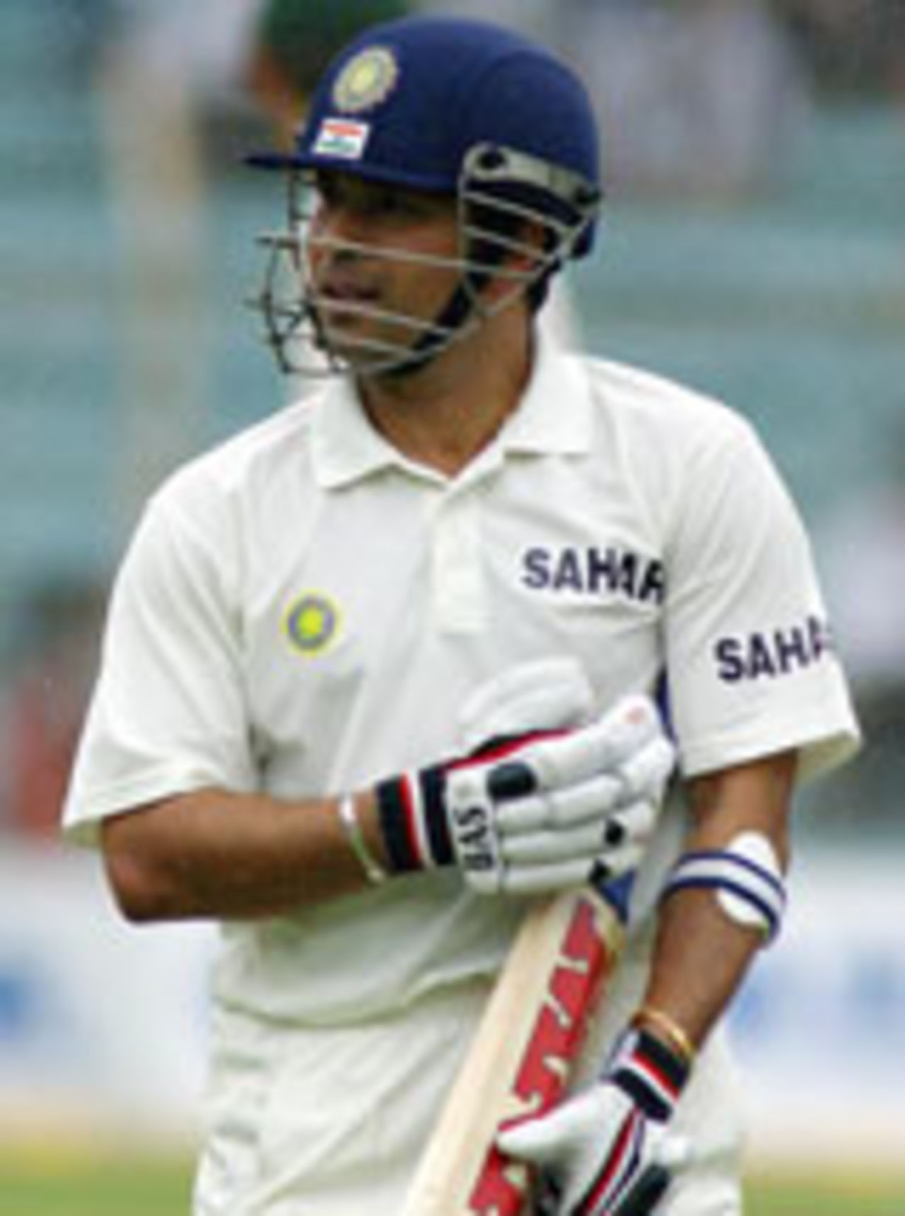 Rain makes Sachin Tendulkar leave the field, India v Australia, 1st Test, Mumbai, November 3, 2004