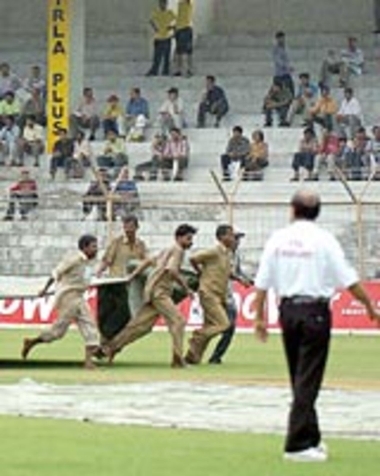 The covers go on, India v Australia, 1st Test, Mumbai, November 3, 2004