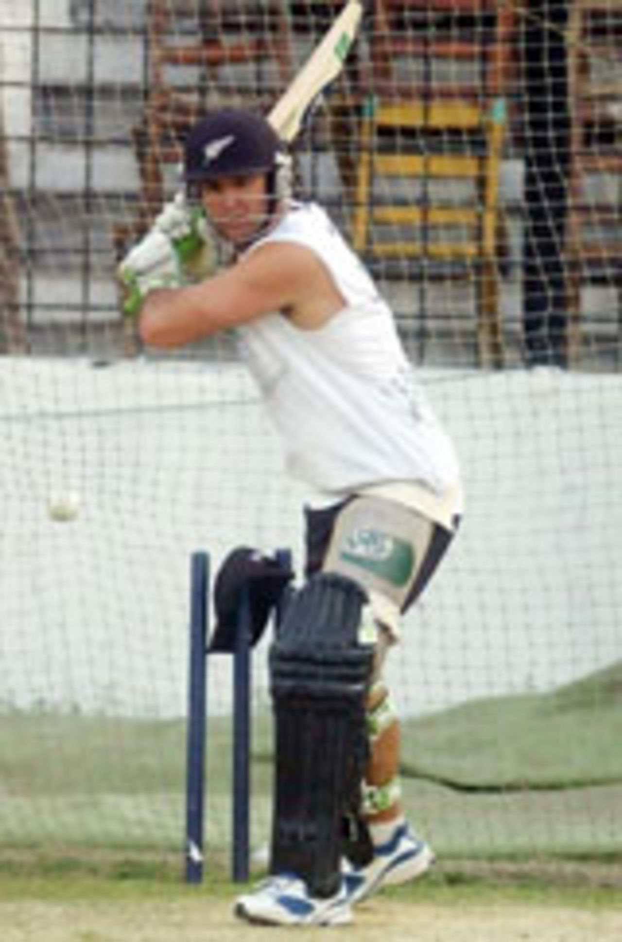 Nathan Astle practices before the 2nd ODI against Bangladesh, Dhaka, November 4 2004