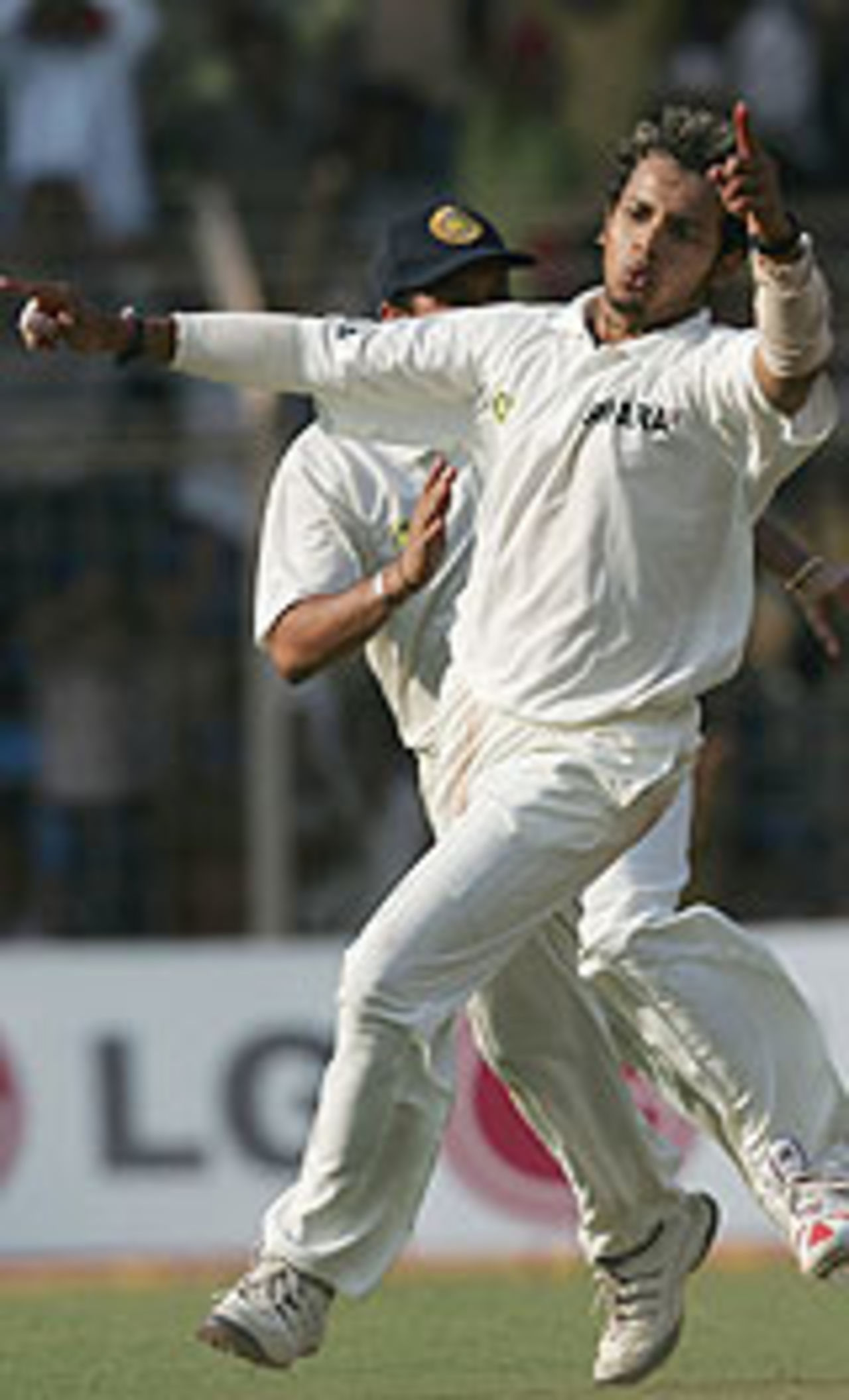 Murali Kartik celebrates after getting a wicket, India v Australia, 4th Test, Mumbai, 3rd day, November 5, 2004
