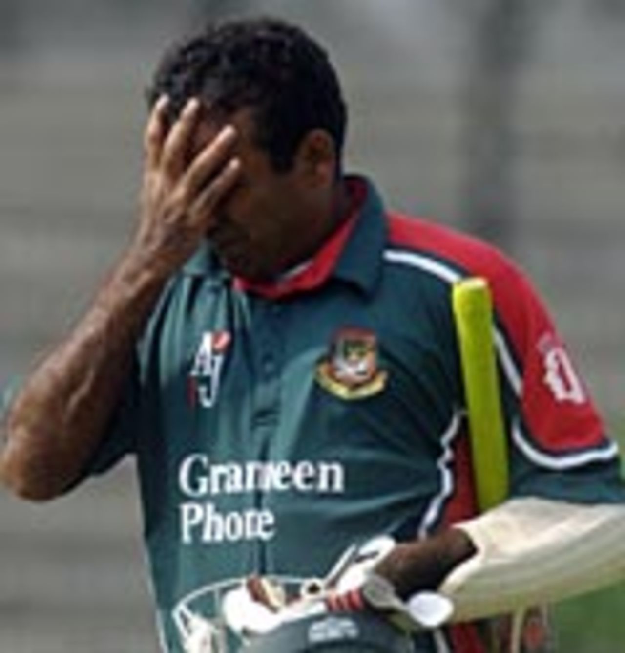 That sinking feeling for Javed Omar , Bangladesh v New Zealand, Dhaka, 2nd ODI, November 5, 2004