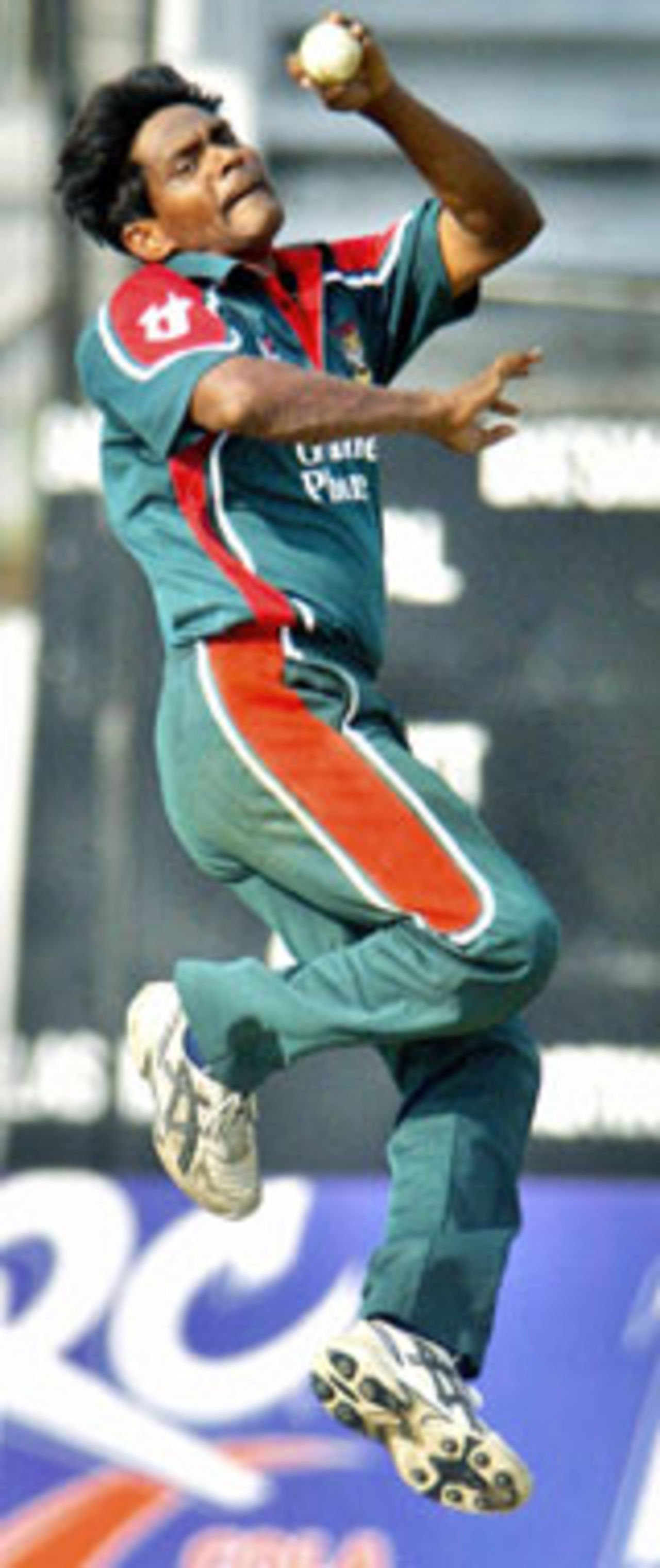 Mohammad Rafique bowling, Bangladesh v New Zealand, 3rd ODI, Dhaka, November 7 2004