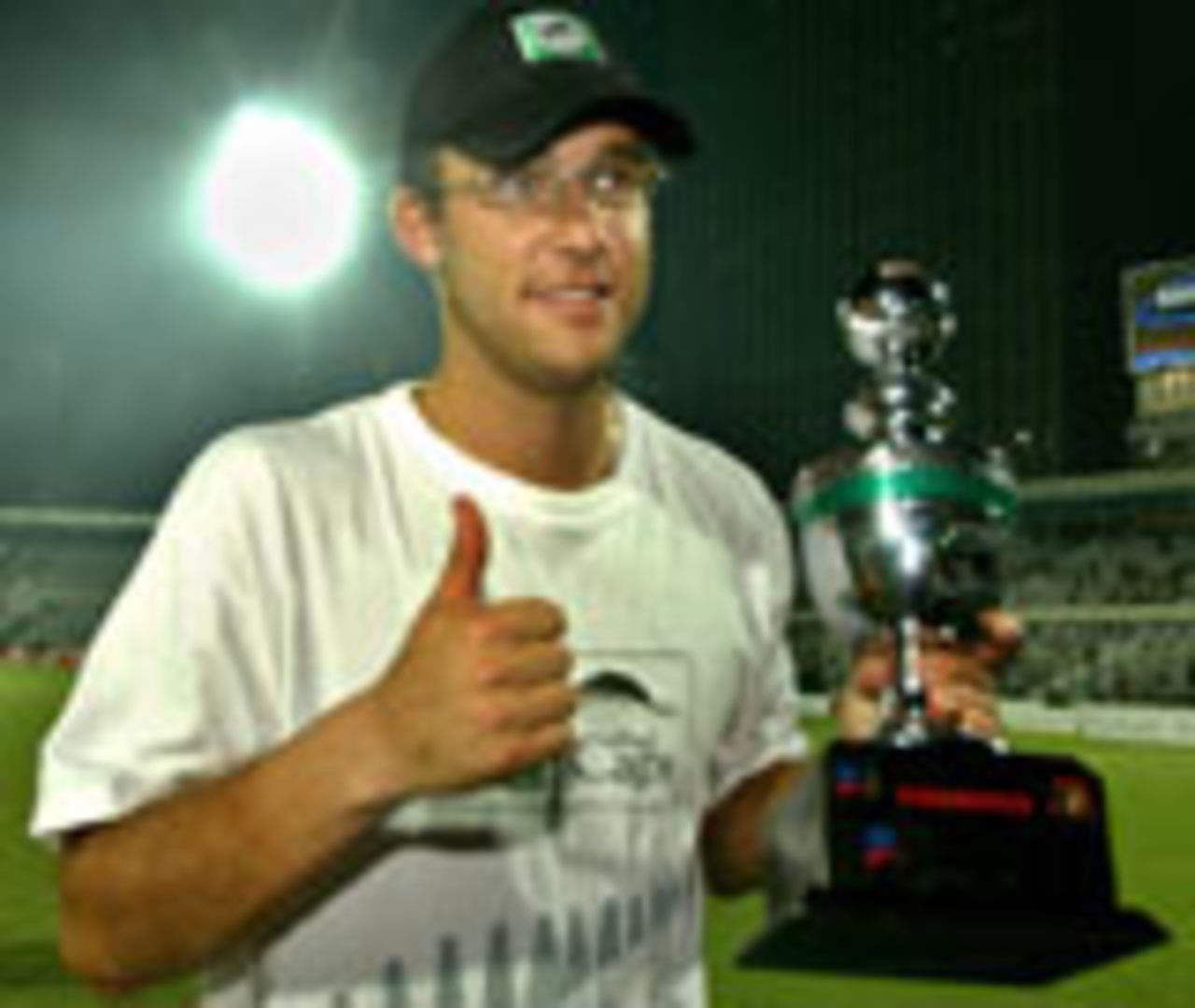 Daniel Vettori holds the trophy, New Zealand v Bangladesh, 3rd ODI, Dhaka, November 7 2004