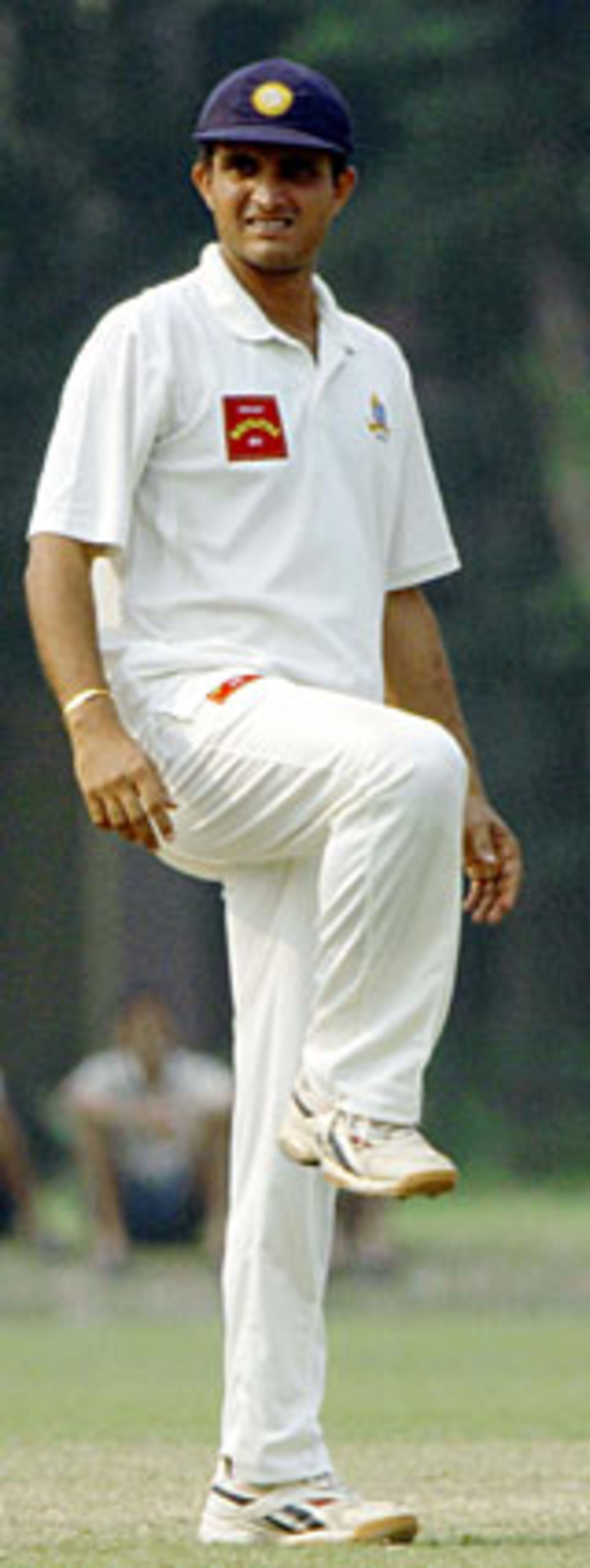 Sourav Ganguly streches his leg, Bengal v Karnataka, Kolkata, November 10 2004
