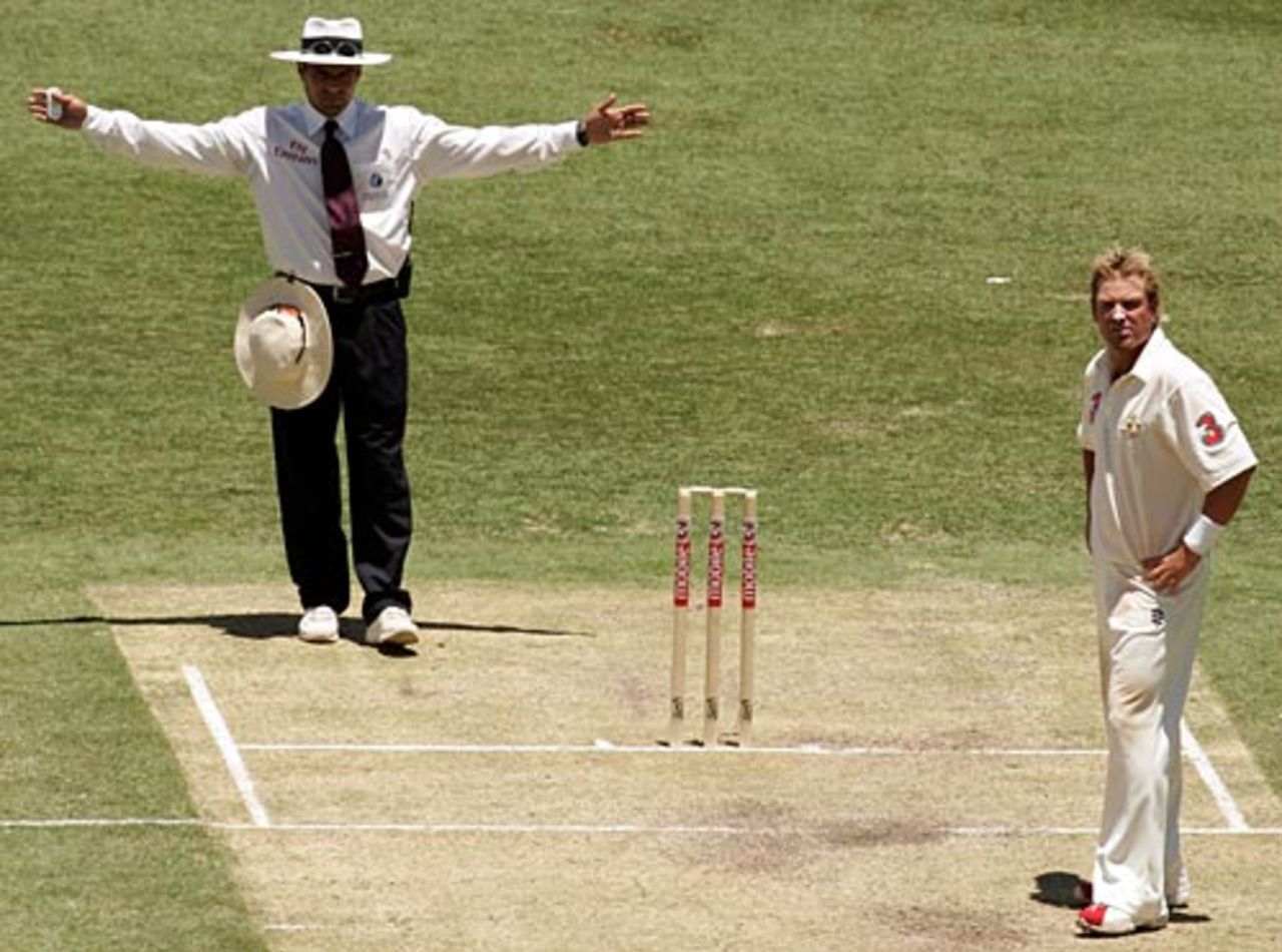 Shane Warne can't believe Aleem Dar calls him for a leg-side wide, Australia v New Zealand, 1st Test, Brisbane, November 19, 2004