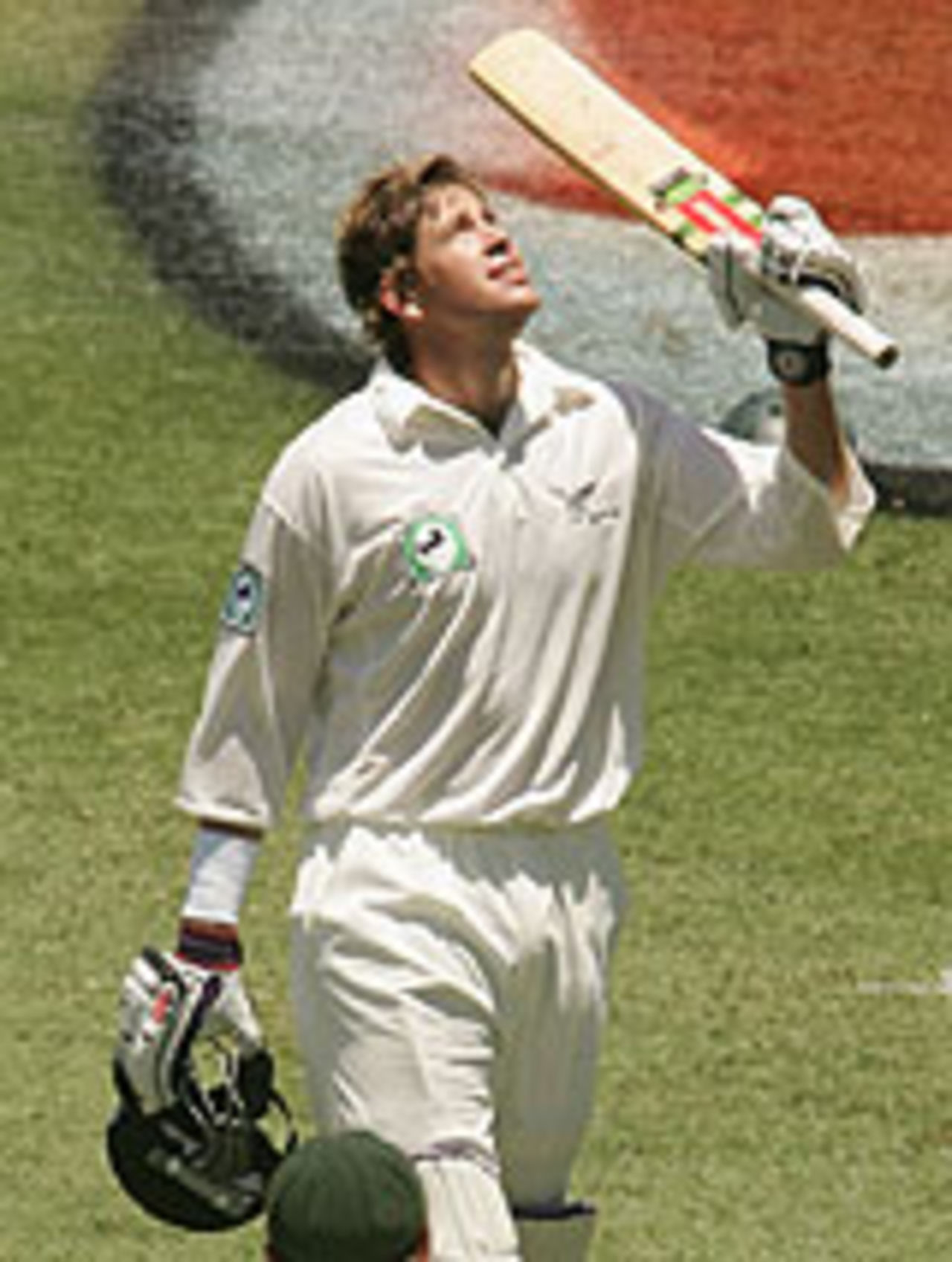 Jacob Oram raises his bat on reaching a hundred, Australia v New Zealand, 1st Test, Brisbane, Novemebr 19, 2004