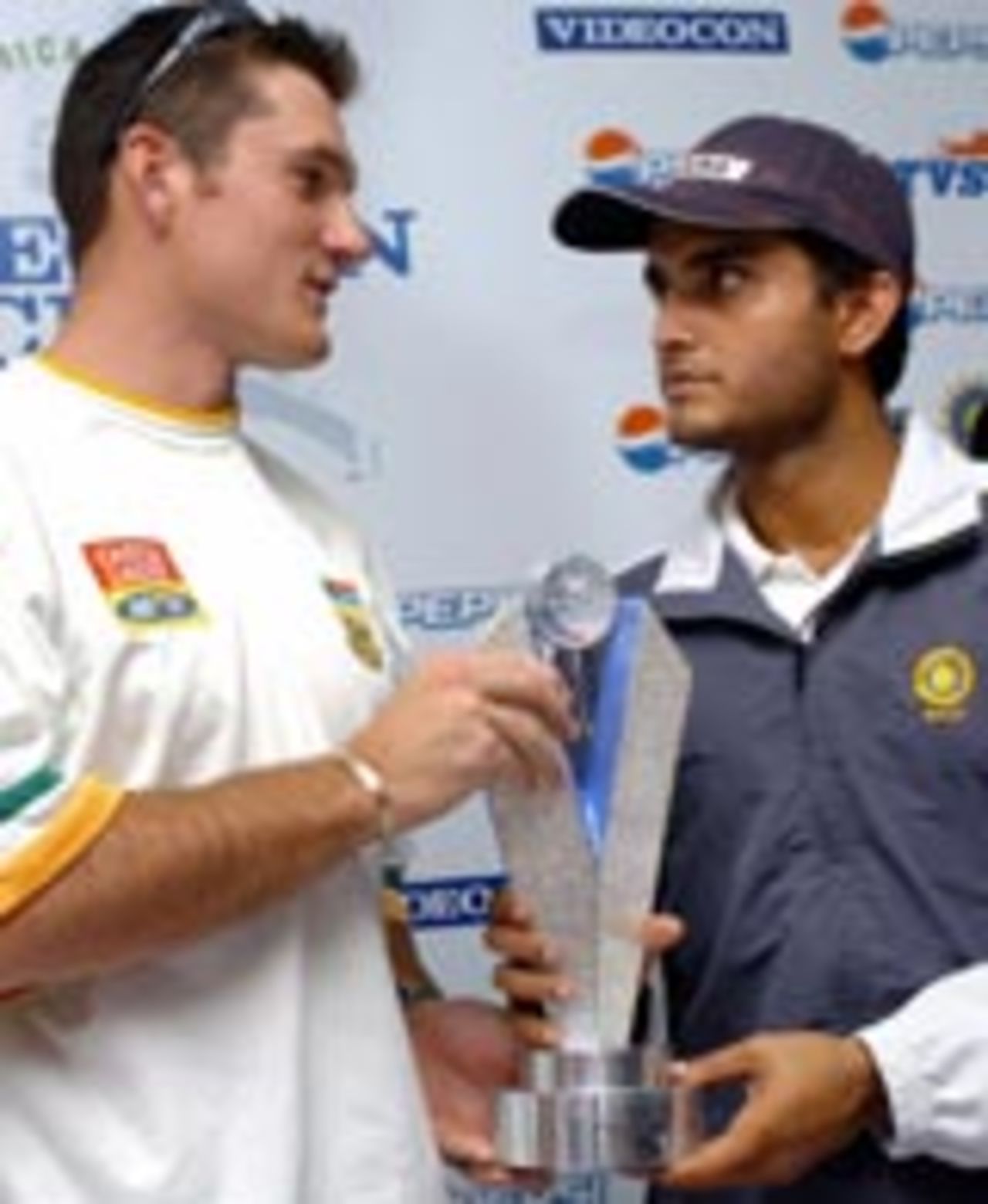 Sourav Ganguly and Graeme Smith with the trophy, November 19, 2004