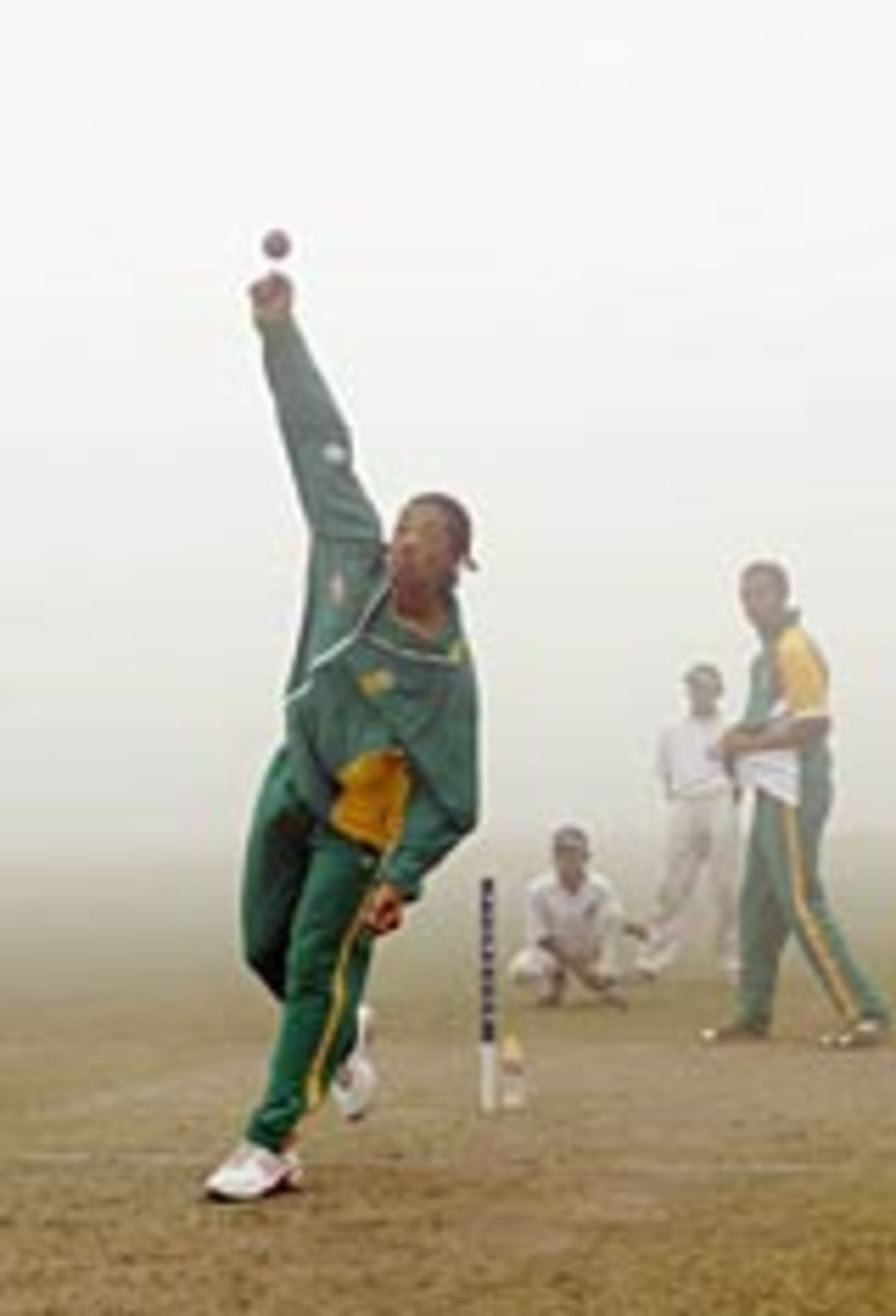 Makhaya Ntini loosens up in the fog, India v South Africa, Kanpur, 1st Test, November 22 2004