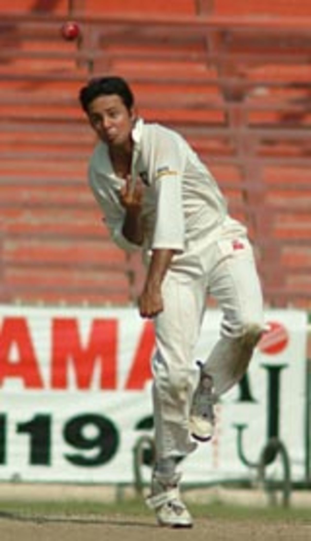 Umar Bhatti bowling, Canada v Scotland, ICC Intercontinental Cup final, Sharjah, November 22, 2004
