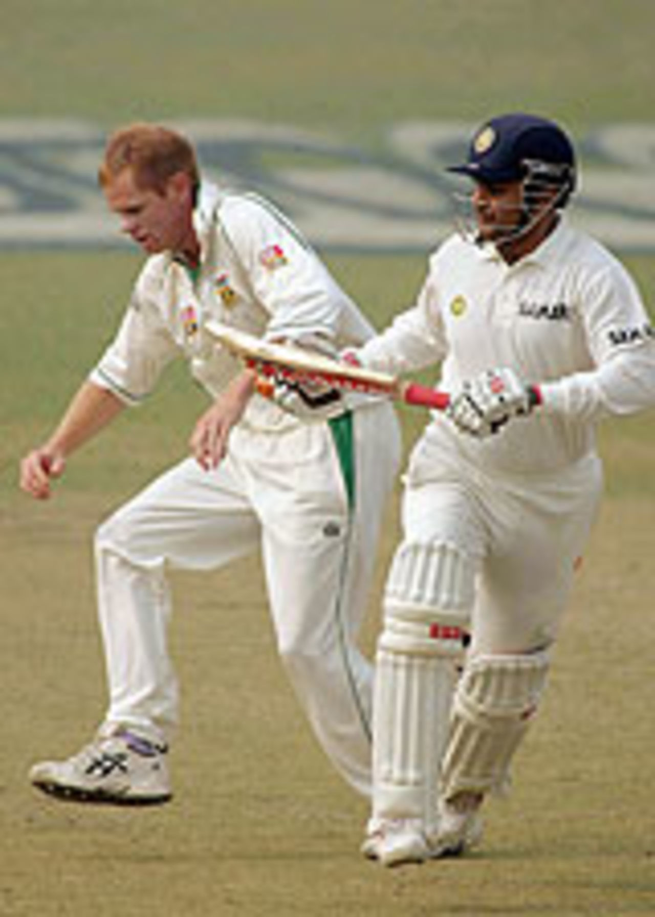 Shaun Pollock attempts a run-out, India v South Africa, 1st Test, Kanpur, November 22, 2004