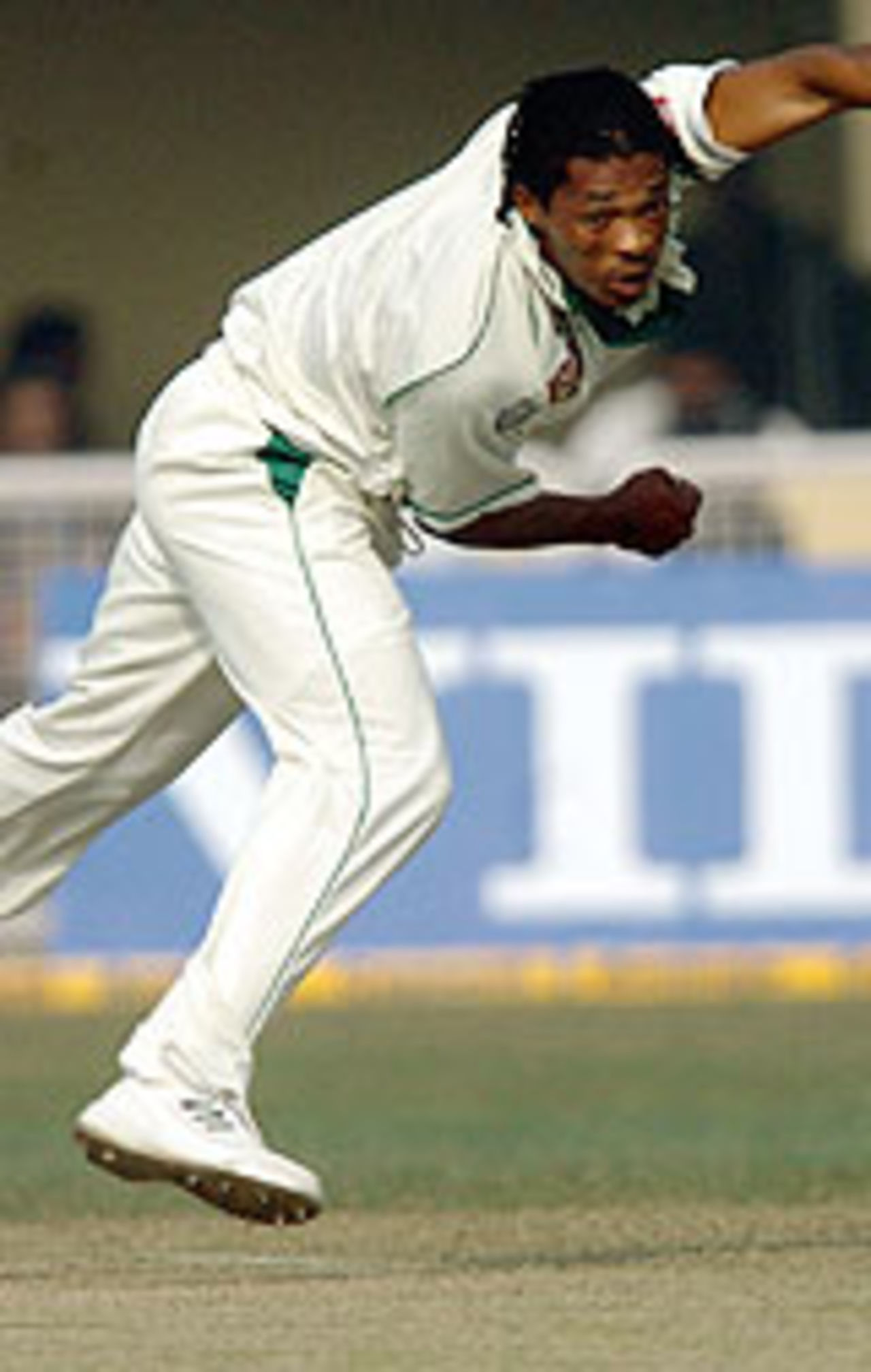 Makhaya Ntini in action, India v South Africa, 1st Test, Kanpur, 5th day, November 24, 2004