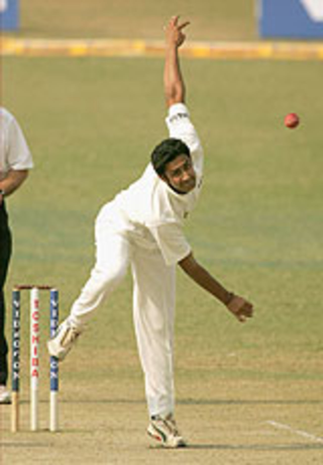 Anil Kumble bowls at Kanpur, India v South Africa, 1st Test, 5th day, November 24, 2004