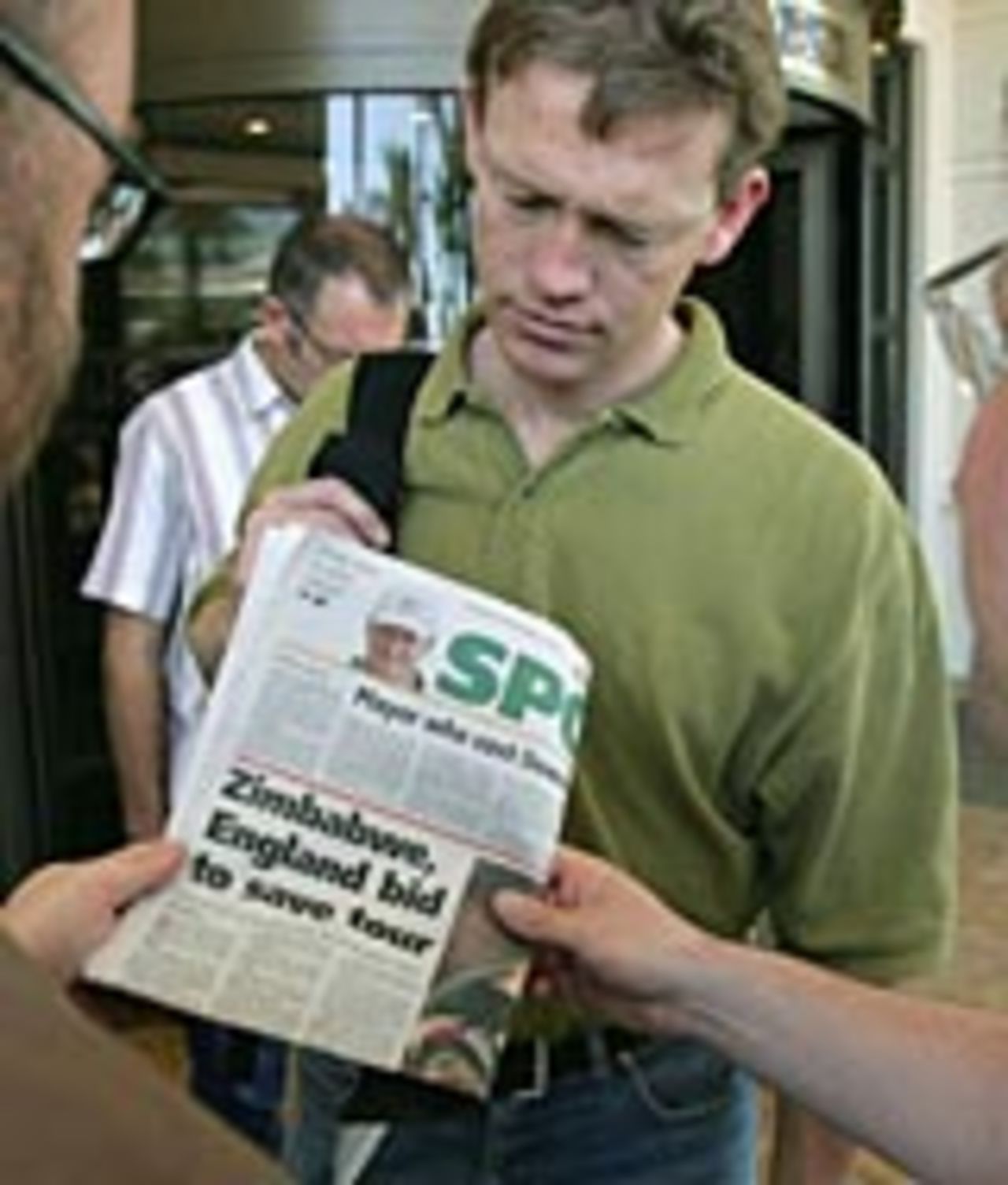 Simon Wilde of <I>The Sunday Times</I> waits for a decison on the Zimbabwe tour, Johannesburg, November 25, 2004