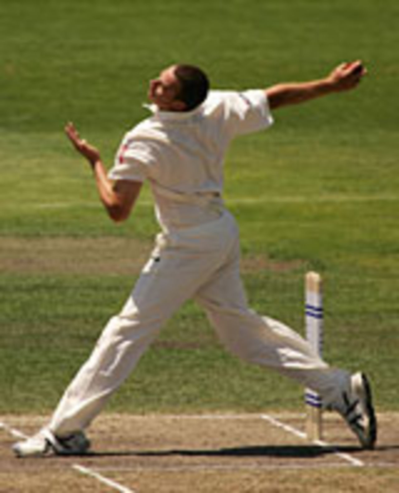 Stuart Clark in full flight on his way to 5-10 against Victoria at the Junction Oval, Melbourne, November 25 2004