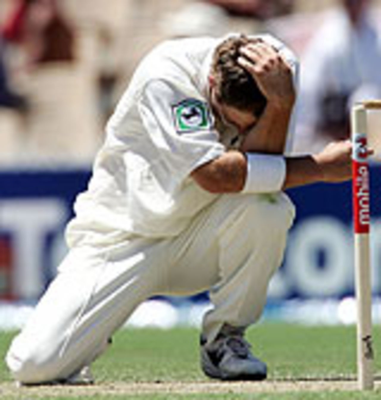 Daniel Vettori can't hide his frustration, as Australia take control of the second Test against New Zealand, Adelaide, November 25, 2004