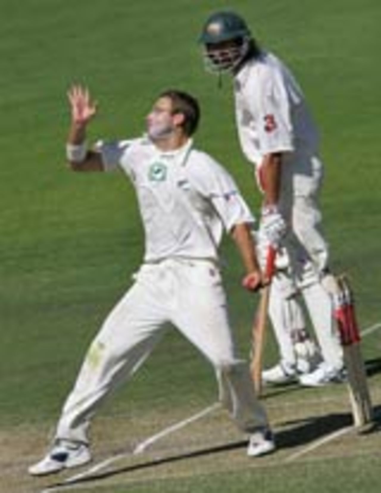 Daniel Vettori bowls, 2nd Test, Adelaide, November 27, 2004