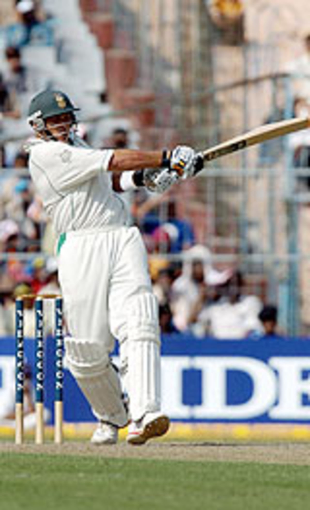 Jacques Kallis on song, India v South Africa, 2nd Test, Kolkata, 1st day, November 28, 2004