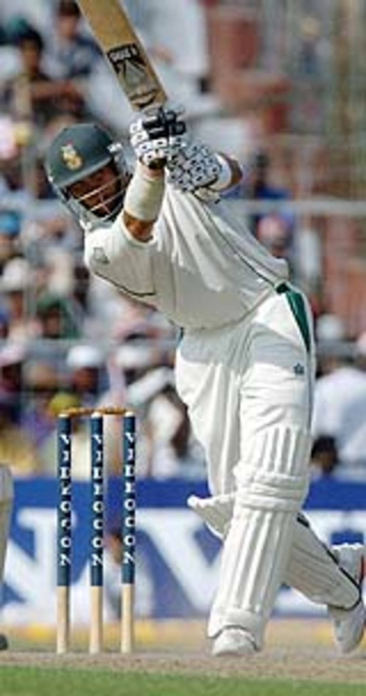 Jacques Kallis on song, India v South Africa, 2nd Test, Kolkata, 1st day, November 28, 2004