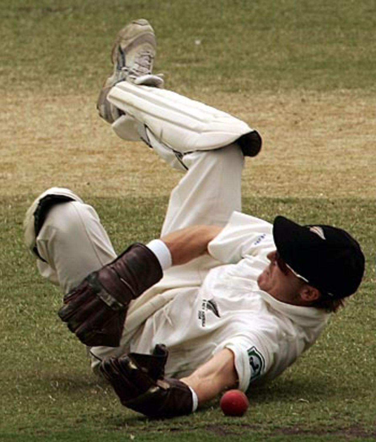 Brendon McCullum juggles with a take, Australia v New Zealand, 2nd Test, Adelaide, November 29, 2004