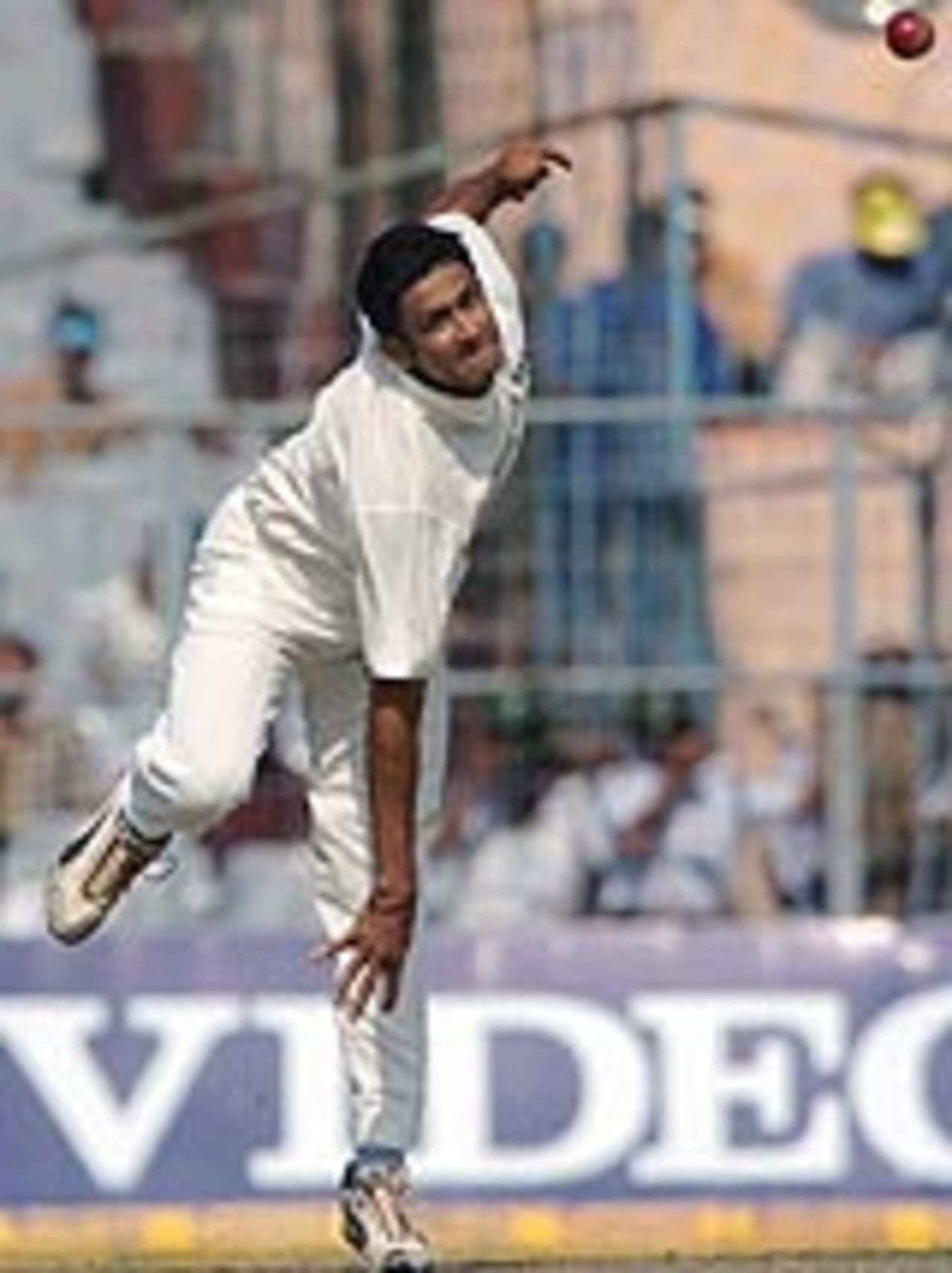Anil Kumble in action, India v South Africa, 2nd Test, Kolkata, 2nd day, November 29, 2004
