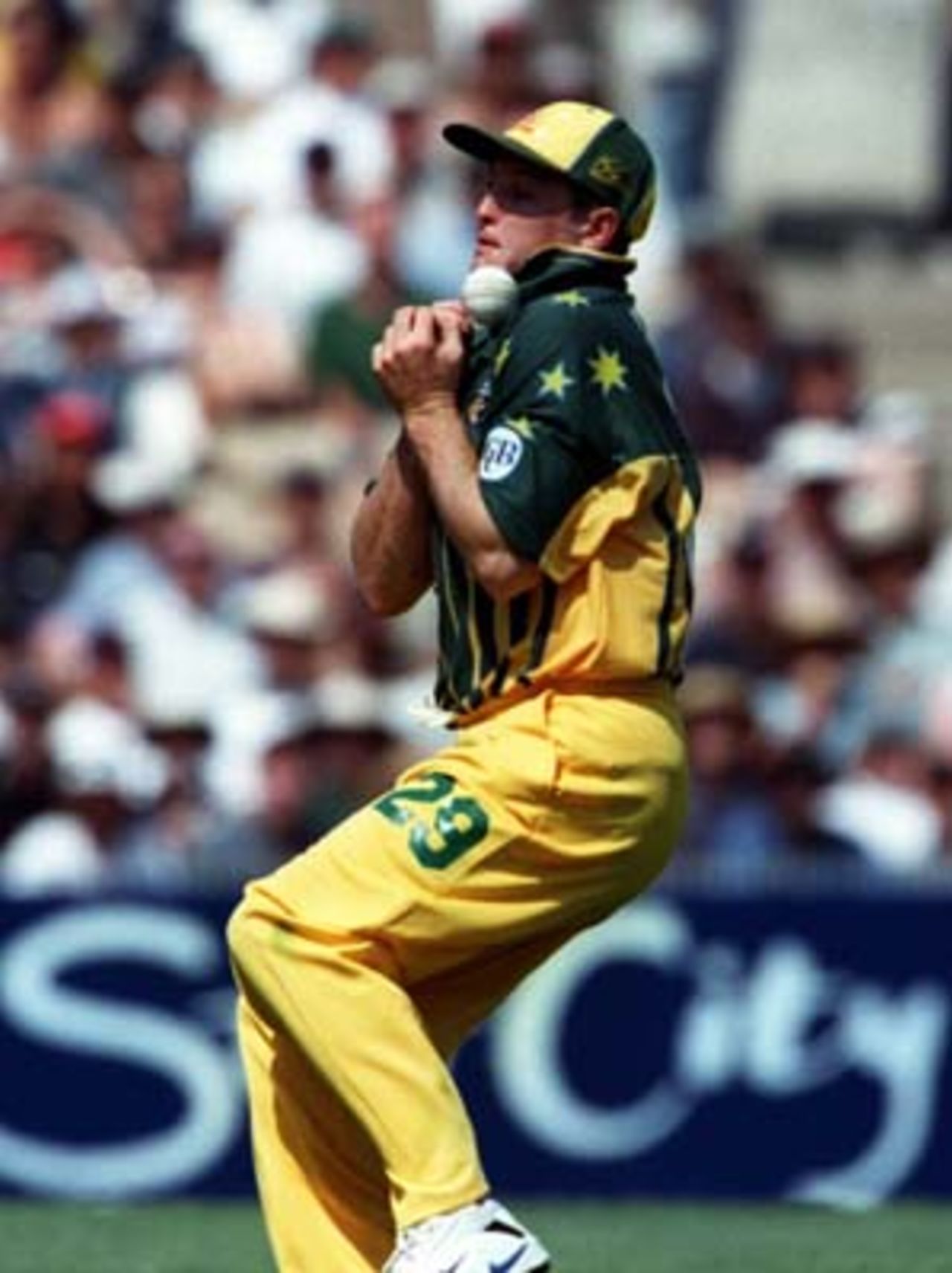 Ian Harvey juggles but eventually catches Kallis ... Australia v South Africa, 1st ODI at the SCG, Thursday November 4th 1997