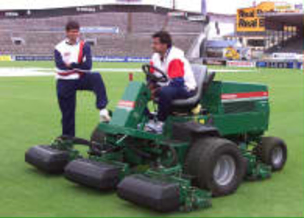 Venkatesh Prasad and Javagal Srinath reflect on the weather conditions India in New Zealand, 1998/99, 1st Test New Zealand v India Carisbrook, Dunedin 18 December 1998