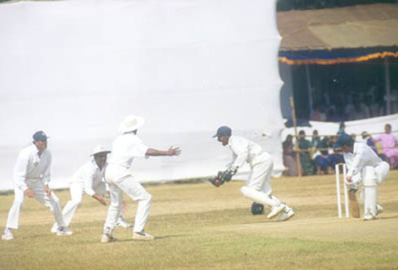 Keeper Youraj Singh gleefully accepts a catch from Sunil Oasis off Kanwaljit Singh but the appeal is not upheld, Kerala v Hyderabad, Ranji Trophy (South Zone League) 1999/00, 24-27 November 1999 at Regional Engineering College Ground, Kozhikode
