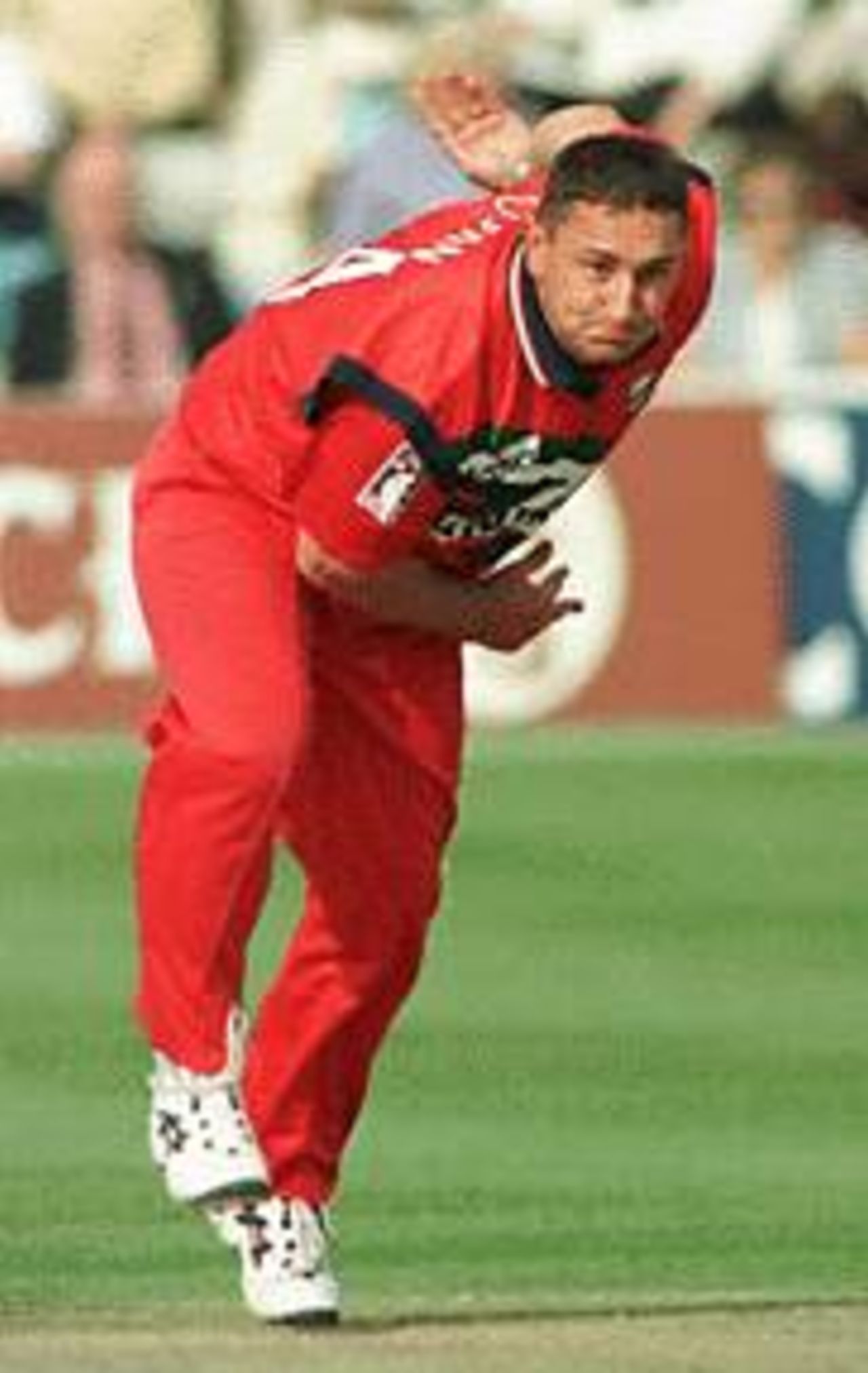 Ian Austin in delivery stride, Essex v Lancashire, National League 1st Division, 25 April 1999
