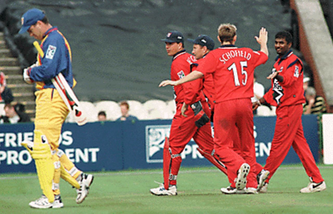 Muralitharan with other teammates, Essex v Lancashire, National League 1st Division, 3 July 1999