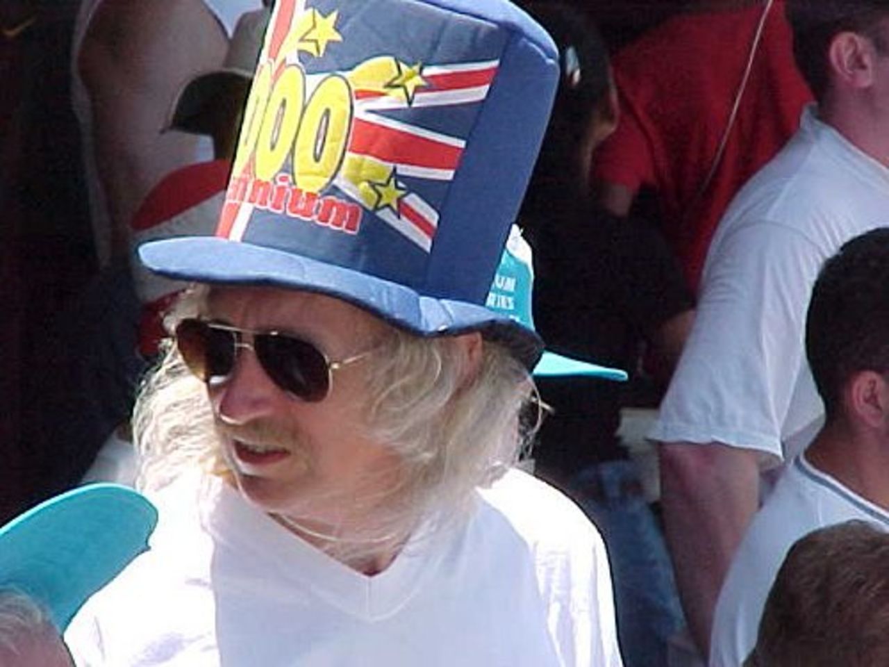 An England fan watches the fourth day of the Second Test between England and South Africa in Port Elizabeth (12 December 1999).