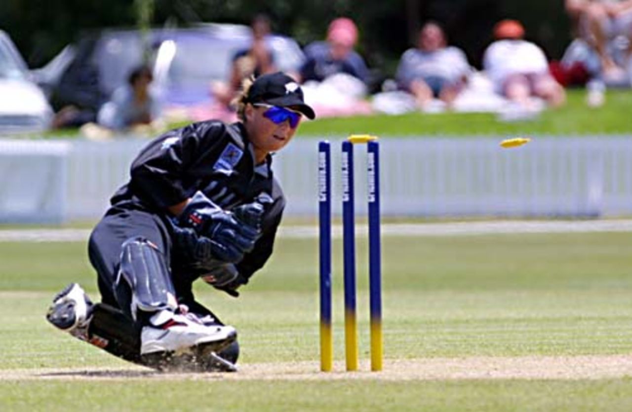 1 Dec 2000: Ireland v New Zealand, CricInfo Women's World Cup 2000 played at the BIL Oval of Lincoln University