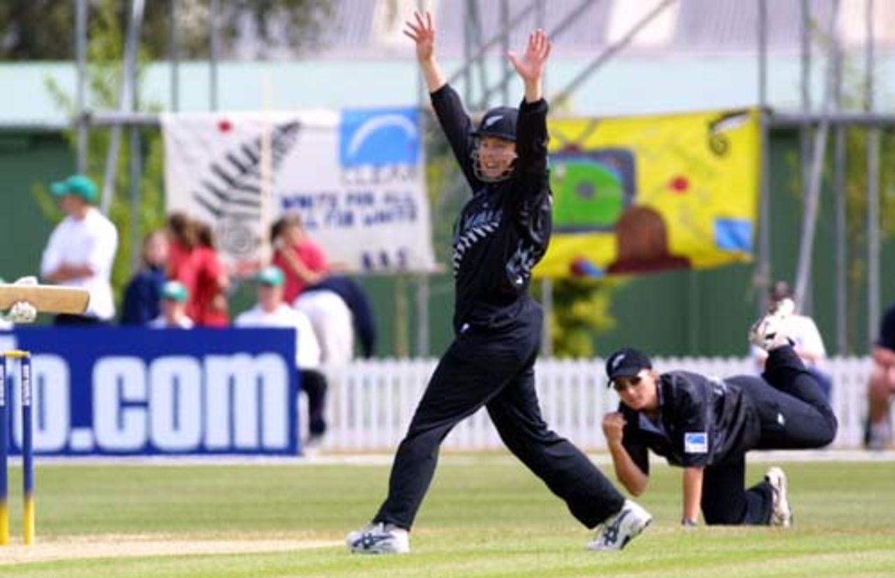 1 Dec 2000: Ireland v New Zealand, CricInfo Women's World Cup 2000 played at the BIL Oval of Lincoln University
