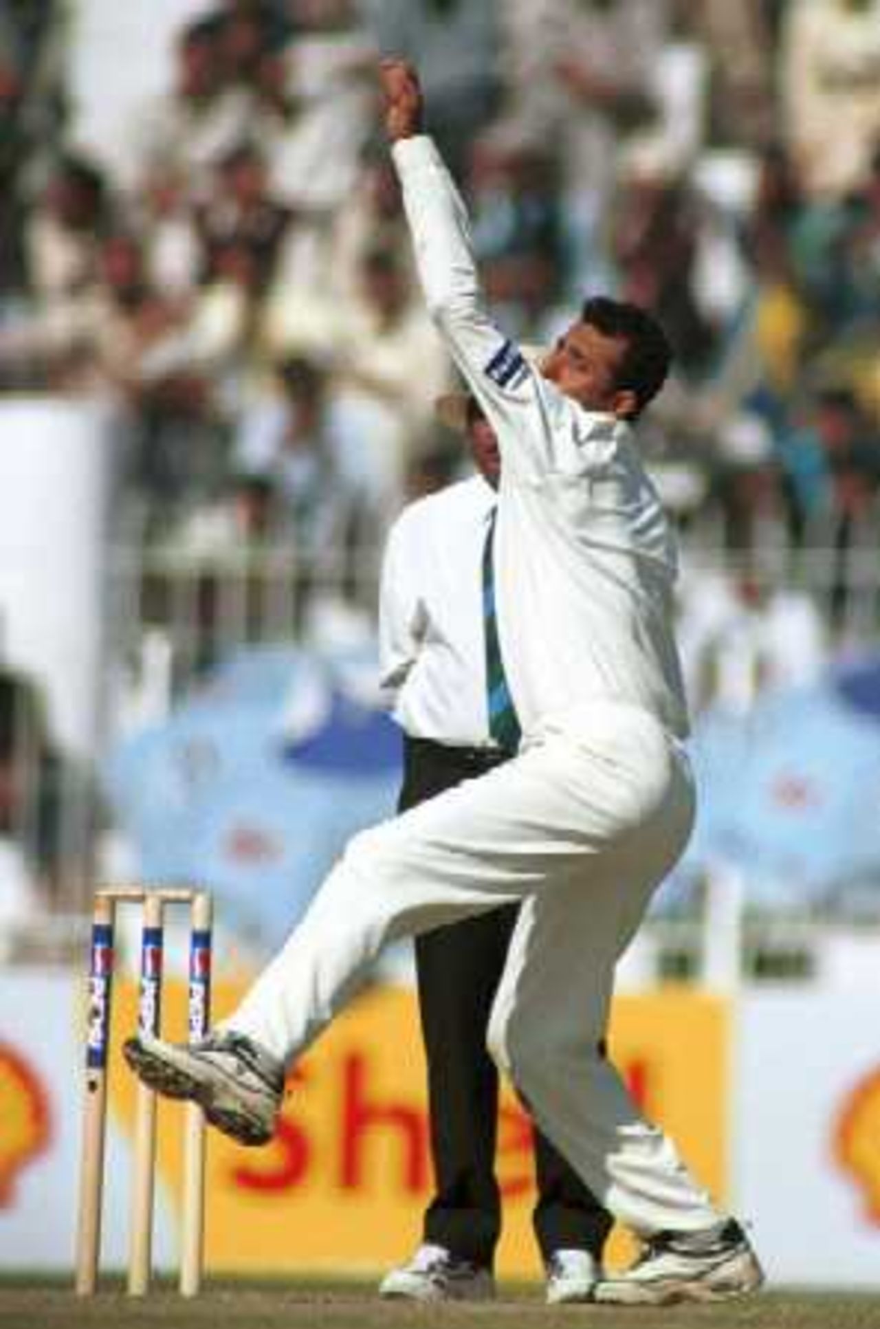 Arshad Khan in his bowling stride, Day 3, 2nd Test Match, Pakistan v England at Faisalabad, 29 Nov-3 Dec 2000.