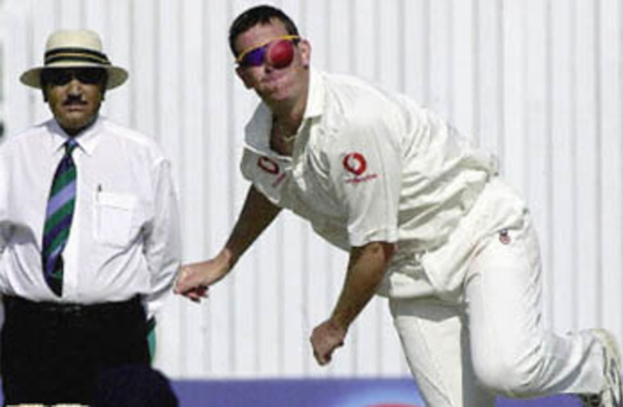 Ashley Giles bowls as Umpire Mian Mohammad Aslam watches, England in Pakistan, 2000/01, 2nd Test, Pakistan v England, Iqbal Stadium, Faisalabad, 29Nov-03Dec 2000 (Day 2).