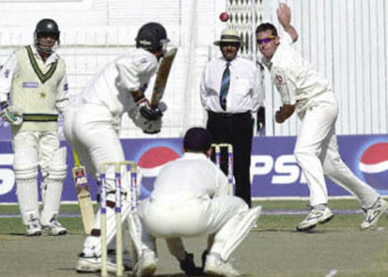 Ashley Giles flights a ball to Arshad Khan, England in Pakistan, 2000/01, 2nd Test, Pakistan v England, Iqbal Stadium, Faisalabad, 29Nov-03Dec 2000 (Day 2).