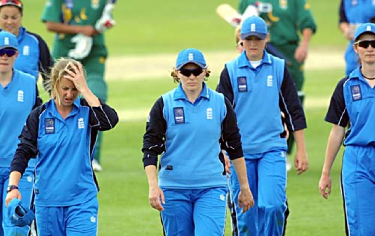 2 Dec 2000: England v South Africa, CricInfo Women's World Cup 2000 played at Lincoln (BIL Oval)