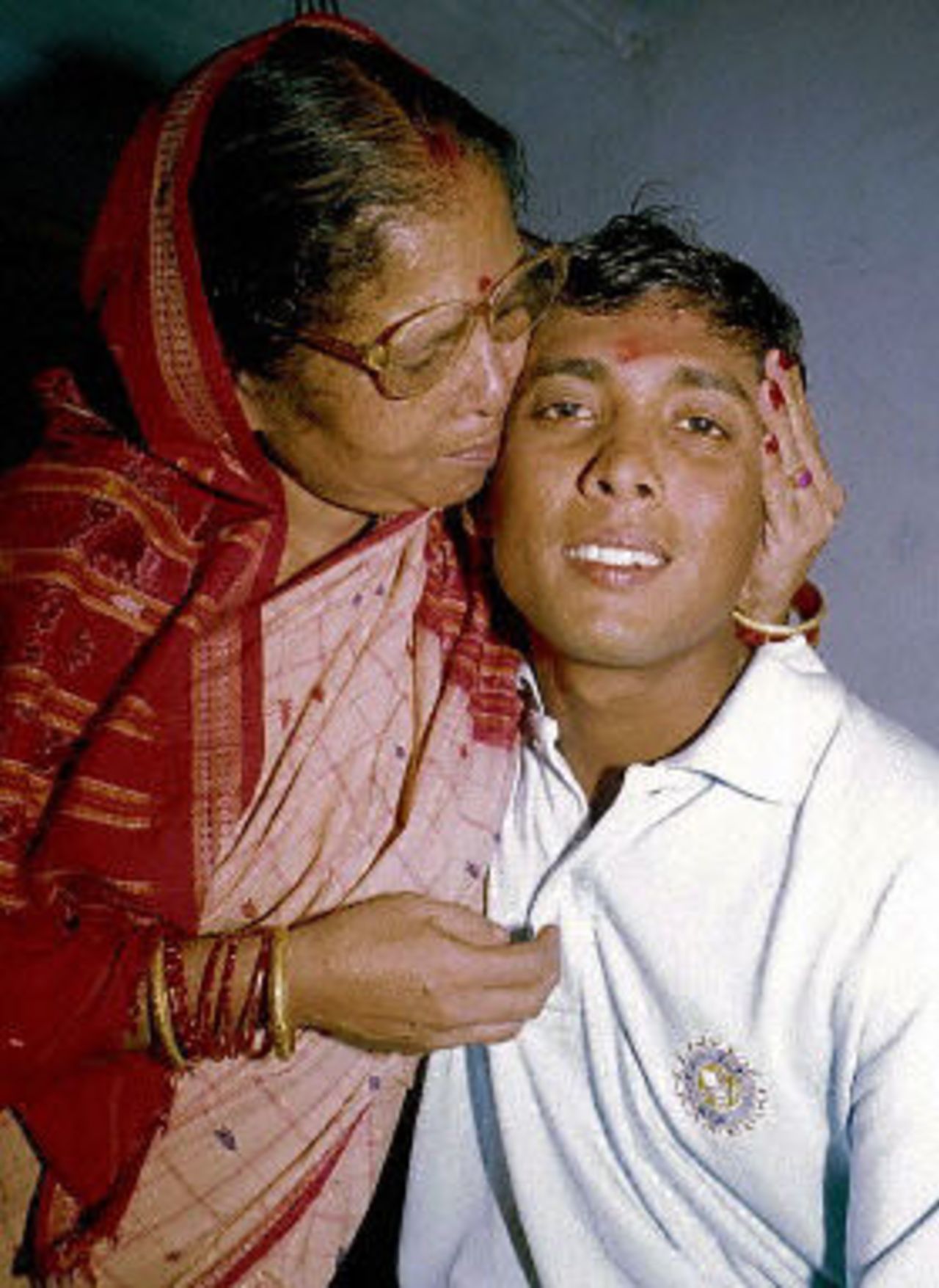 Indian star cricket batsman Shiv Sunder Das (R) from Orissa is greeted by his mother, Kanchan Bala Das upon his arrival in Bhubaneshwar 30 November 2000 with the Indian team ahead of India's first One Day International against Zimbabwe in Cuttack, Orissa. Das scored a maiden test century while playing against Zimbabwe during the first test in New Delhi