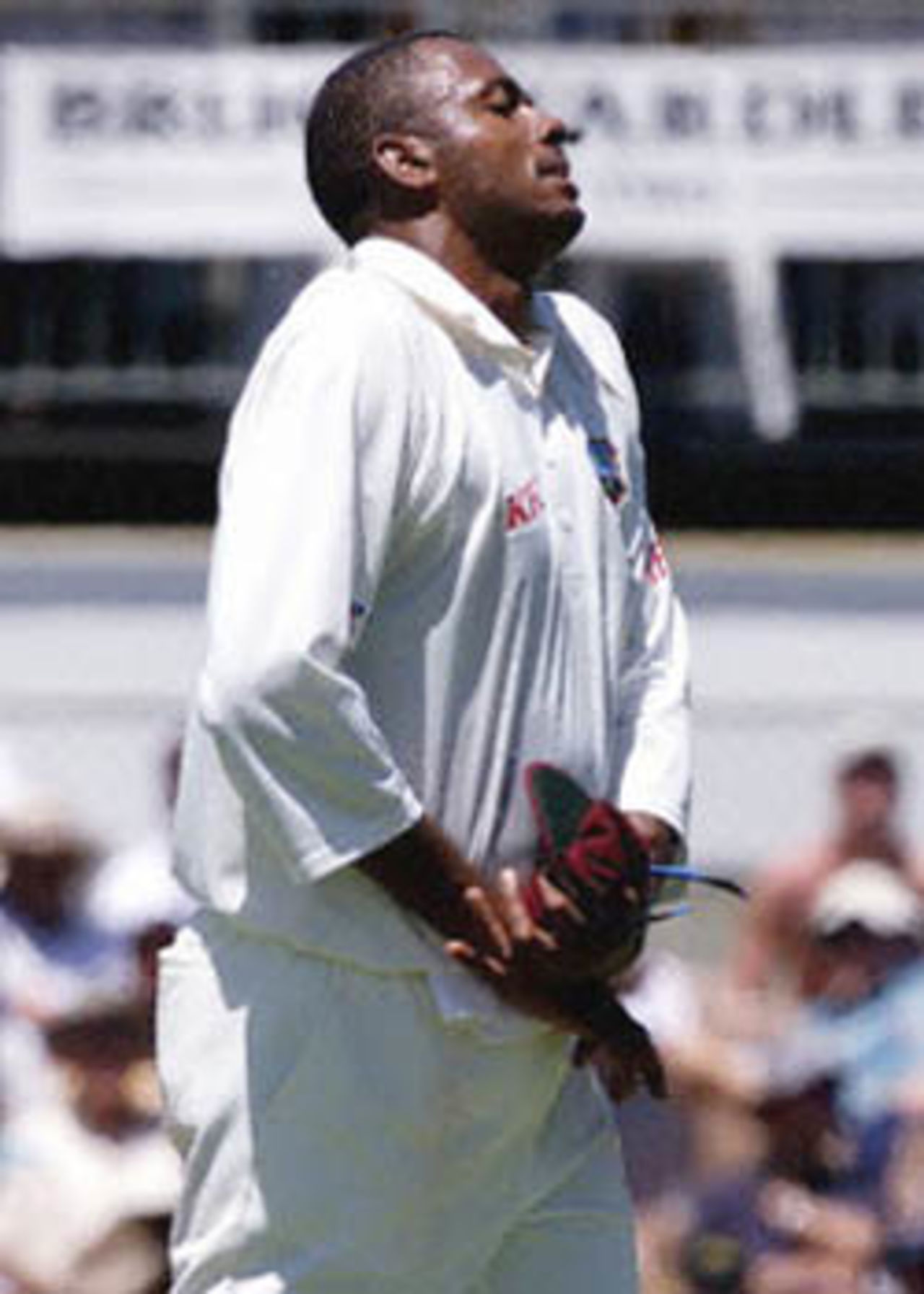 Walsh writhing in pain as he leaves the field, The Frank Worrell Trophy, 2000/01, 2nd Test, Australia v West Indies, W.A.C.A. Ground, Perth, 01-05 December 2000 (Day 2).