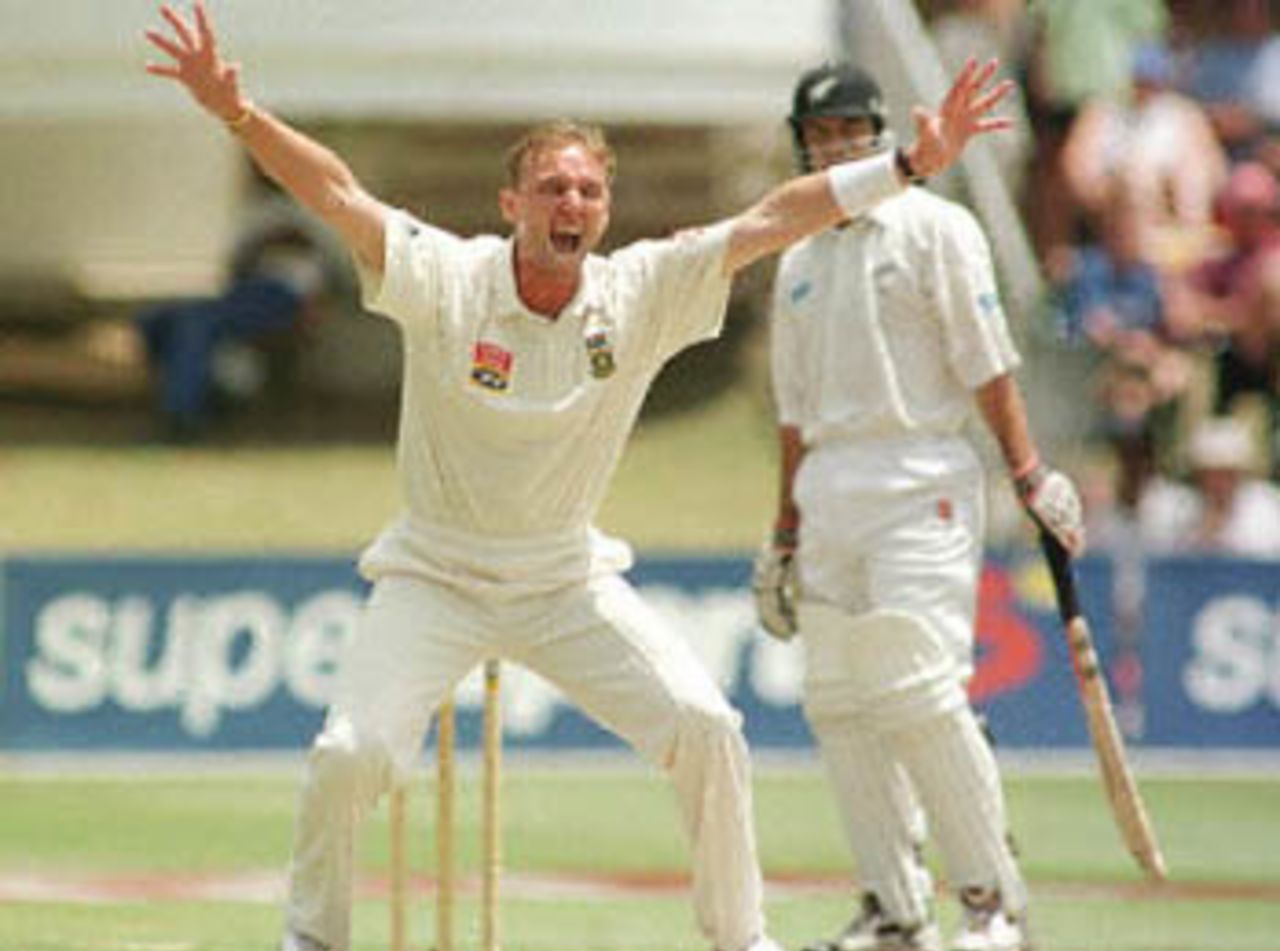 Allan Donald appeals in characteristic fashion for a Kiwi wicket, New Zealand in South Africa, 2000/01, 2nd Test, South Africa v New Zealand, Crusaders Ground, St George's Park, Port Elizabeth, 30Nov-04Dec 2000 (Day 4).