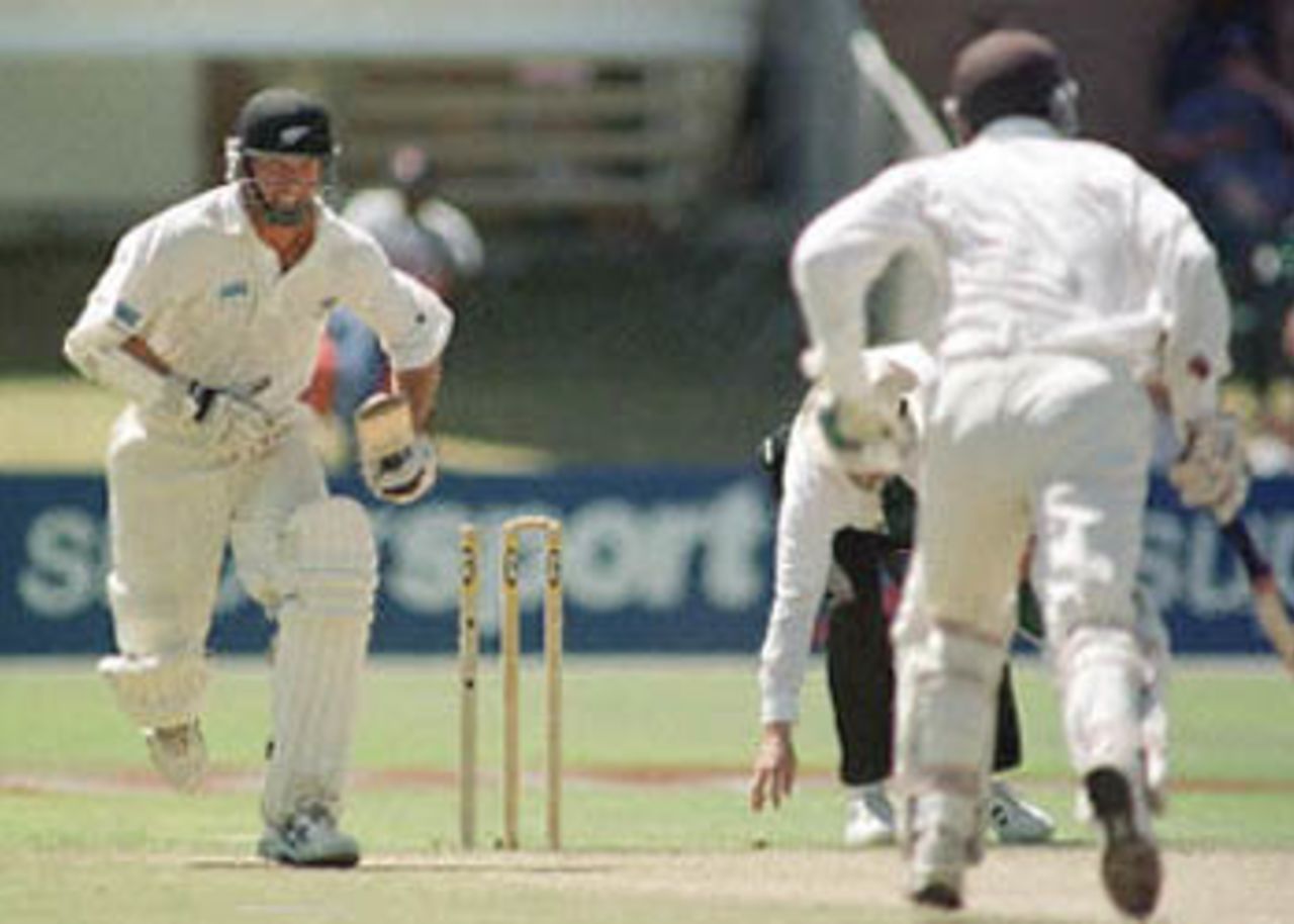 The Kiwis set off for a quick single even as the umpire bends down to pick up a bail, New Zealand in South Africa, 2000/01, 2nd Test, South Africa v New Zealand, Crusaders Ground, St George's Park, Port Elizabeth, 30Nov-04Dec 2000 (Day 4).